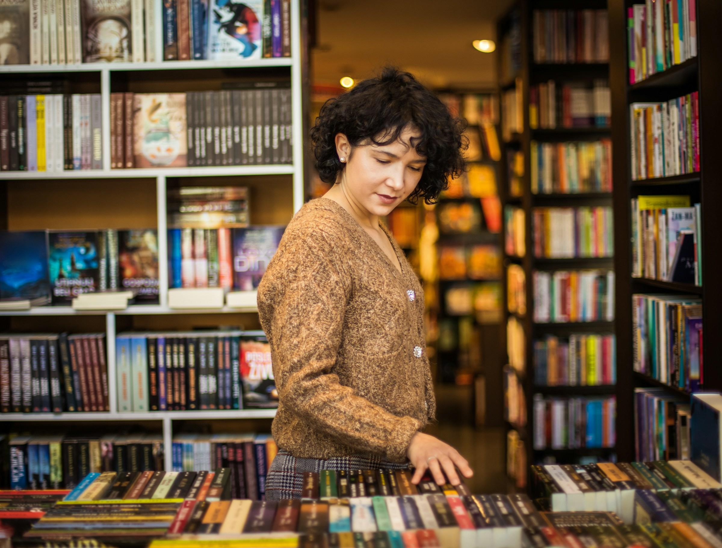 mujer en una libreria