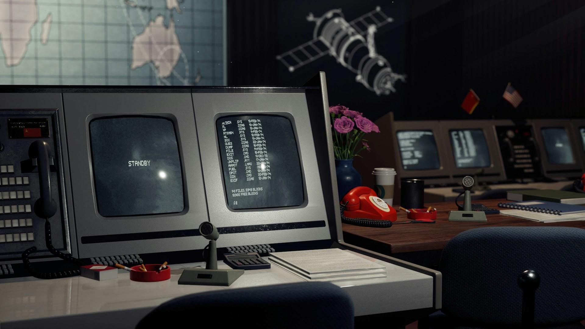 Una sala de control con monitores de ordenador que muestran datos, un mapa del mundo, dispositivos de comunicación y un modelo de satélite en la pared. Sobre el escritorio hay un jarrón con flores moradas y un teléfono rojo.