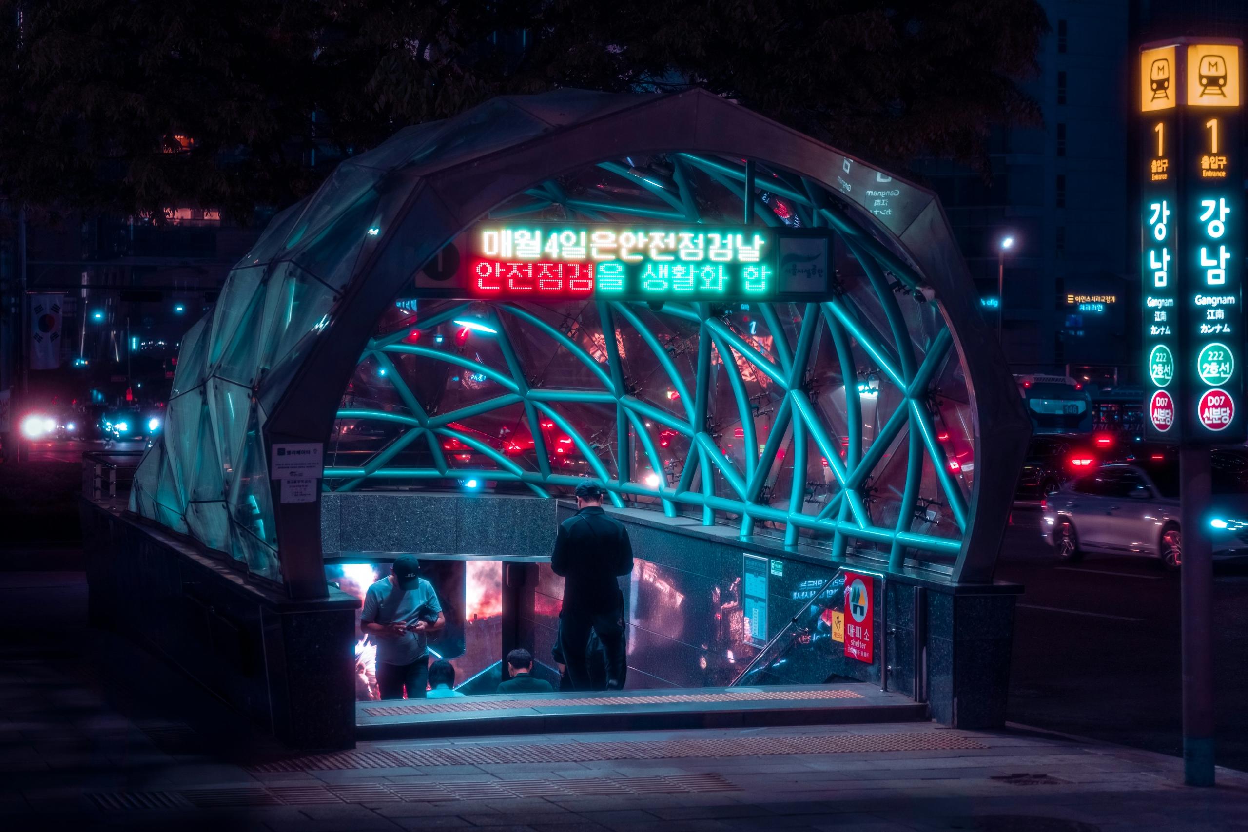 Entrada metro por la noche en Corea del Sur