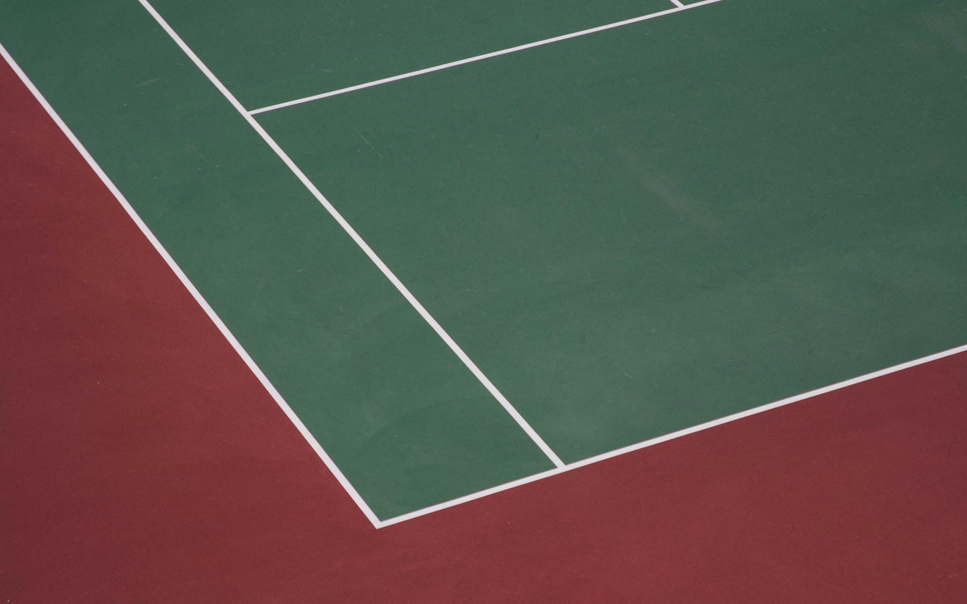 Hay dos medidas de canchas de tenis: 23,77 m x 8,23 m, para el juego de individuales y de 23,77 m x 10,97 m para el juego de dobles.