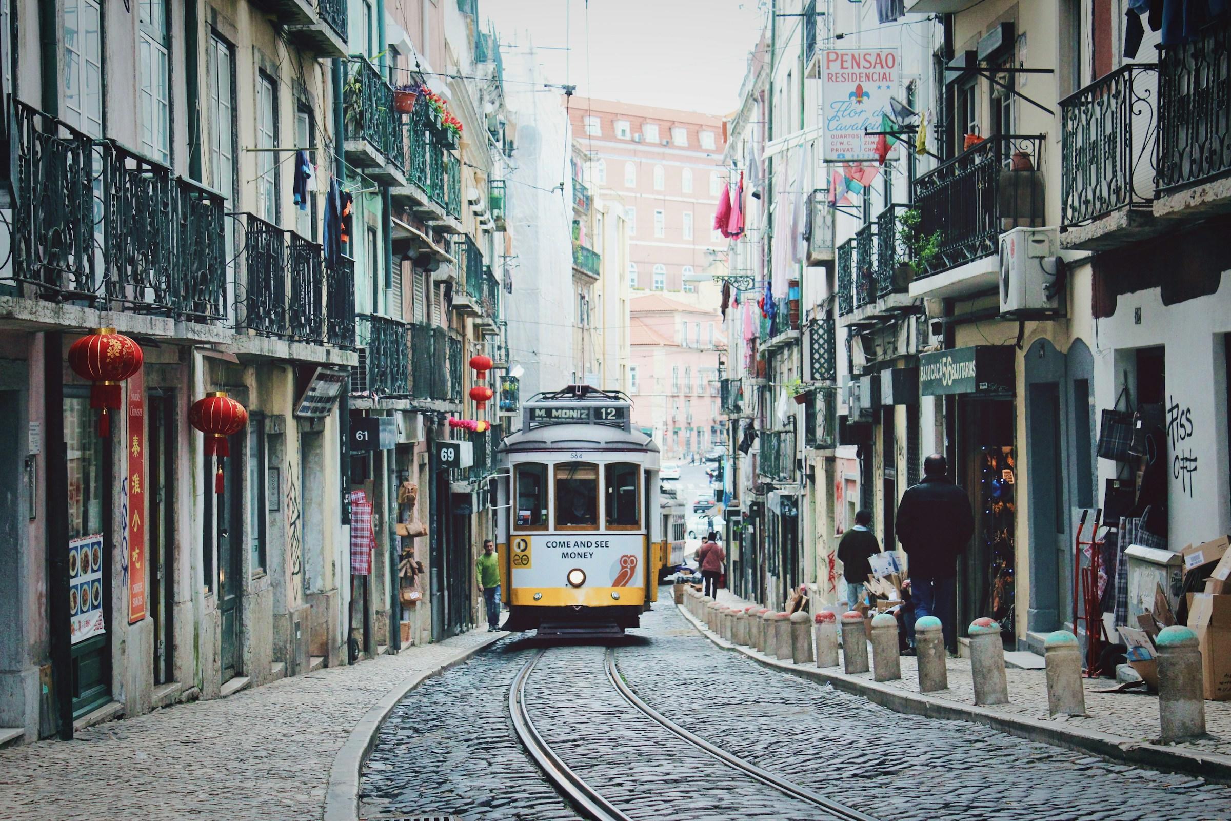 tranvia en lisboa portugal
