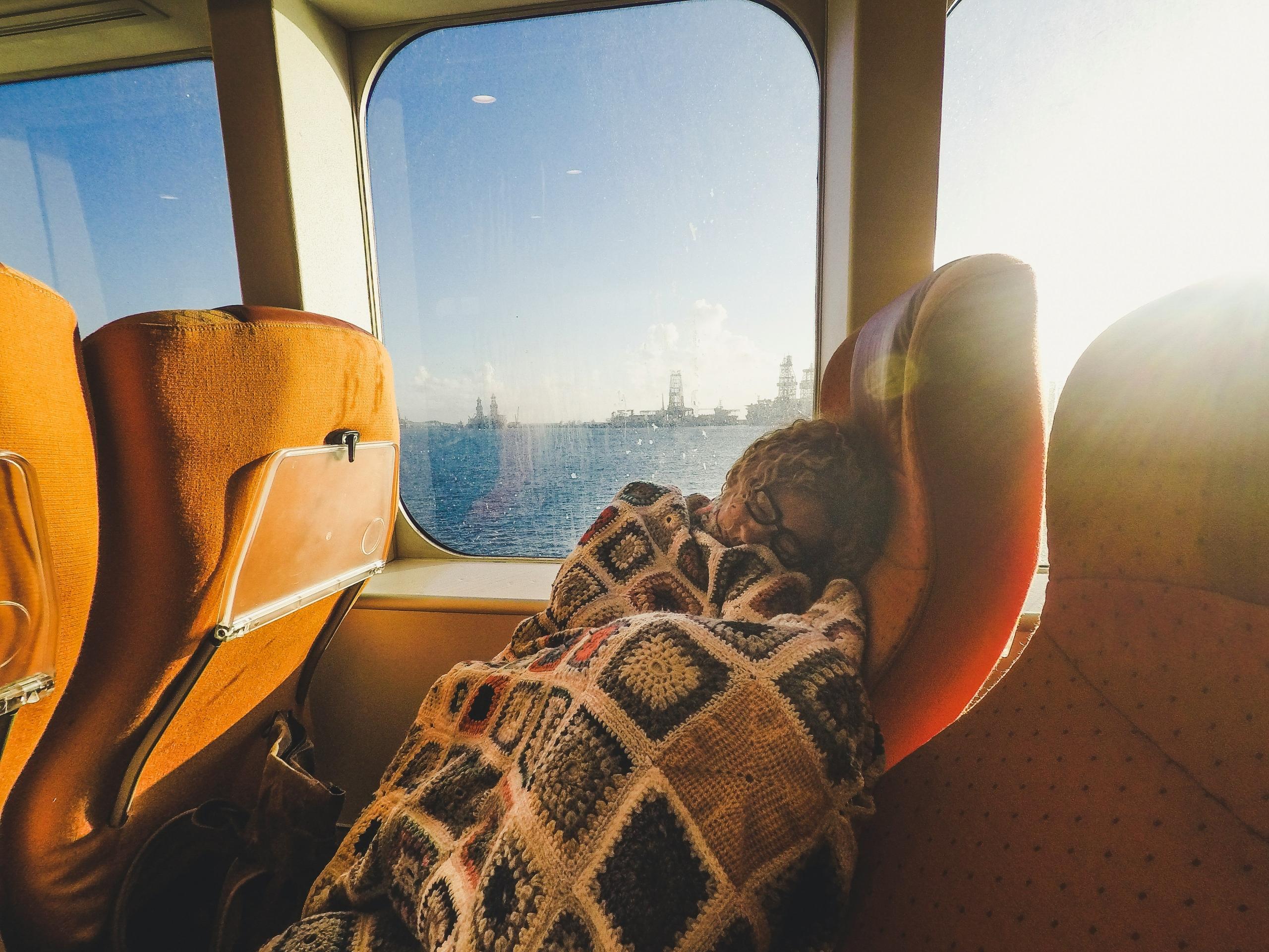 mujer durmiendo en tren