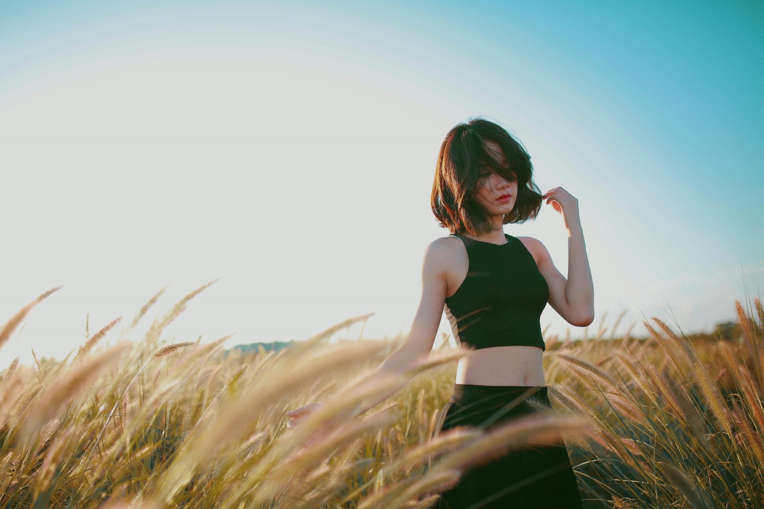 Chica asiática caminando por el campo