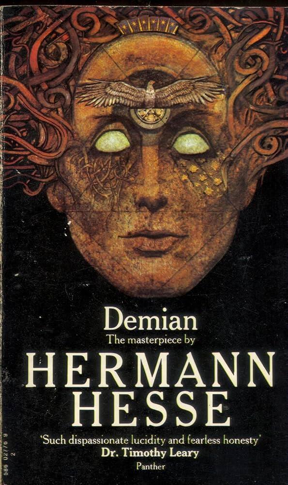La portada de «Demian», de Hermann Hesse, muestra un rostro místico con los ojos cerrados, patrones rojos en espiral y un símbolo de un pájaro volando. El texto debajo destaca los elogios.