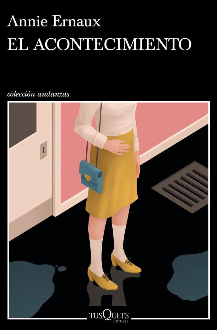 Portada del libro «El acontecimiento», de Annie Ernaux, en la que aparece una mujer con falda amarilla y blusa blanca de pie en un interior, cerca de unos charcos oscuros y un desagüe en el suelo.