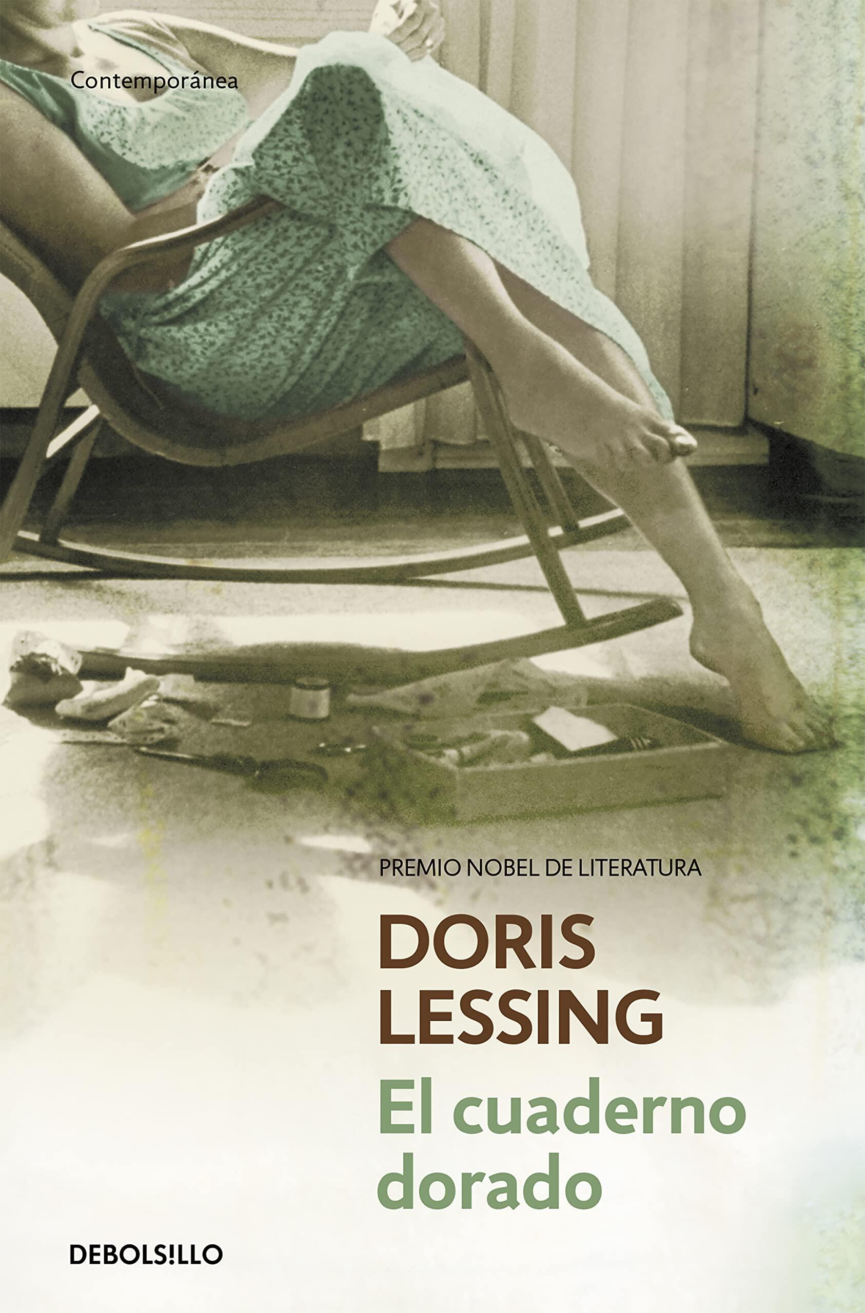 Portada del libro «El cuaderno dorado», de Doris Lessing. Muestra a una mujer con un vestido verde azulado recostada en una silla, transmitiendo un estado de ánimo relajado y contemplativo.
