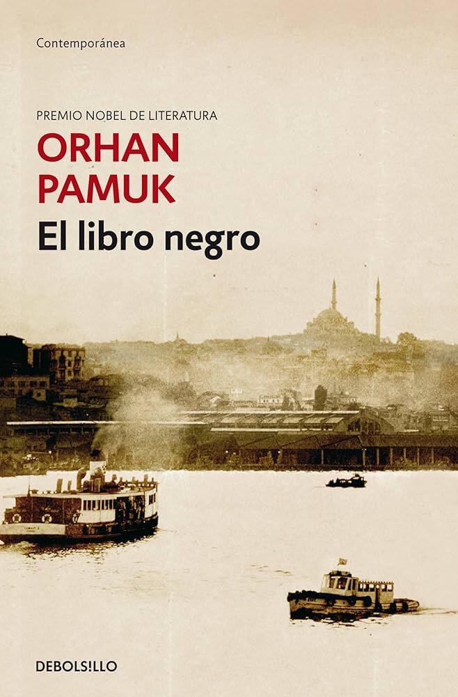 Portada de «El libro negro», de Orhan Pamuk. Fotografía en tonos sepia de Estambul con un horizonte salpicado de mezquitas. Barcos flotan en el paseo marítimo.