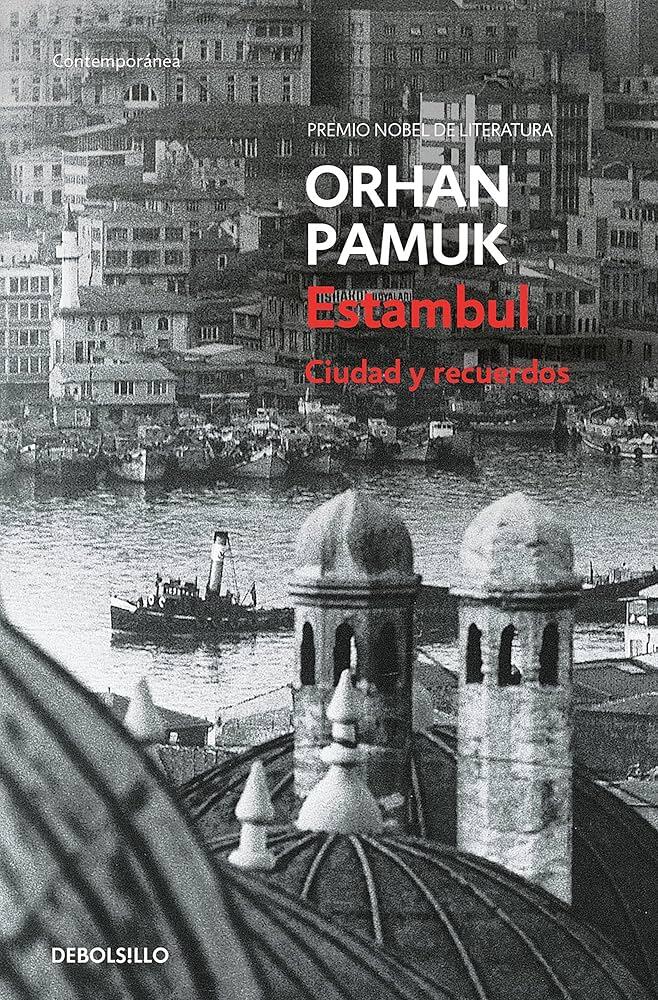 Portada en blanco y negro de «Estambul», de Orhan Pamuk, en la que aparecen tejados abovedados y un paseo marítimo repleto de barcos antiguos, lo que evoca una nostalgia histórica.