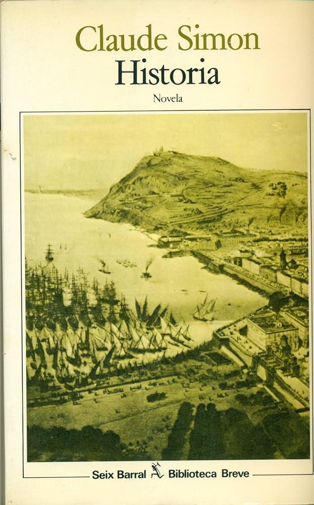 La portada de «Historia», de Claude Simon, muestra una ilustración en tonos sepia de una ciudad portuaria histórica con numerosos veleros. El ambiente es nostálgico.