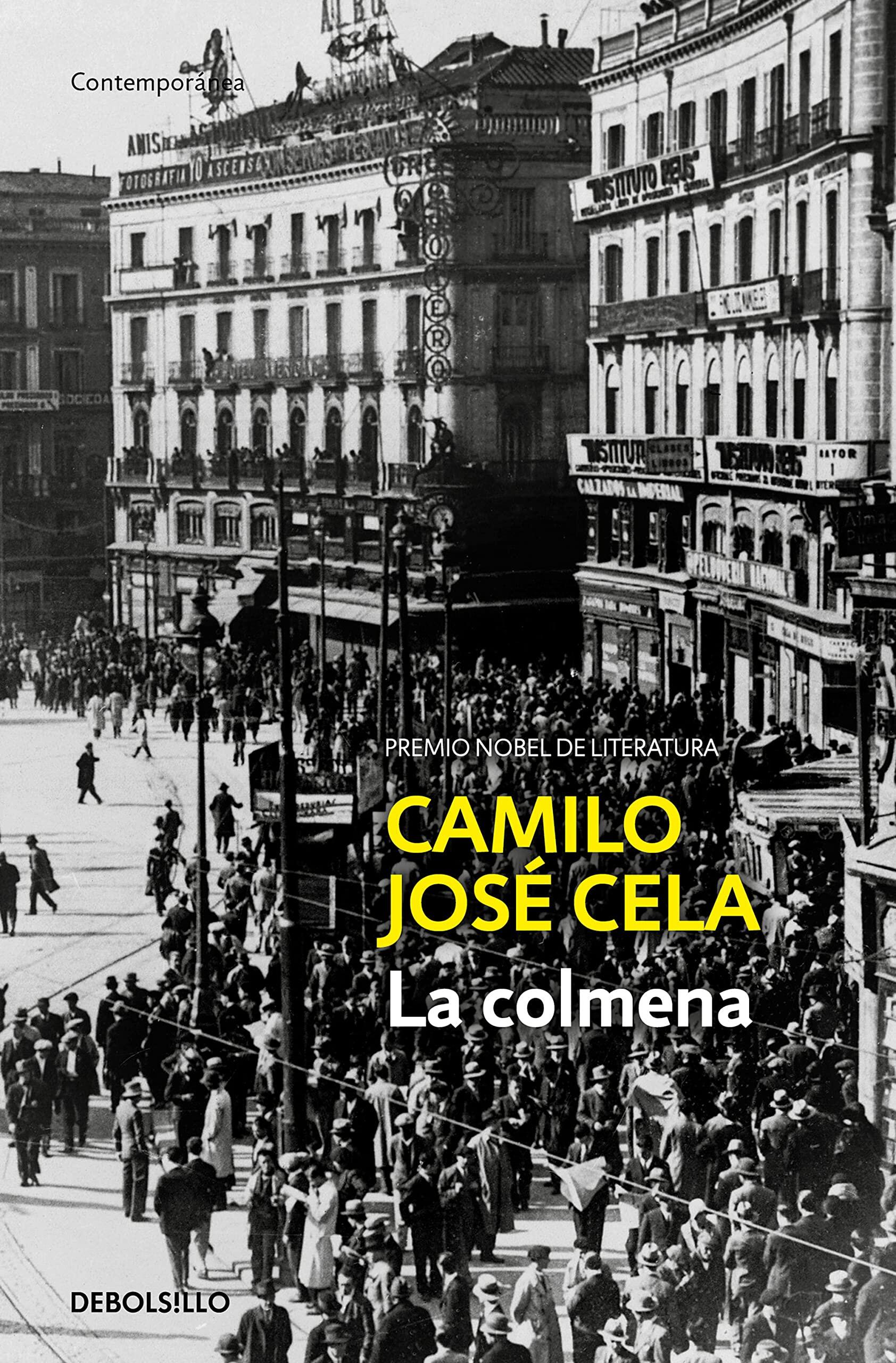 Fotografía en blanco y negro de una bulliciosa calle urbana en la España del siglo XX, llena de gente vestida con trajes formales. Texto superpuesto: «Camilo José Cela, La colmena».