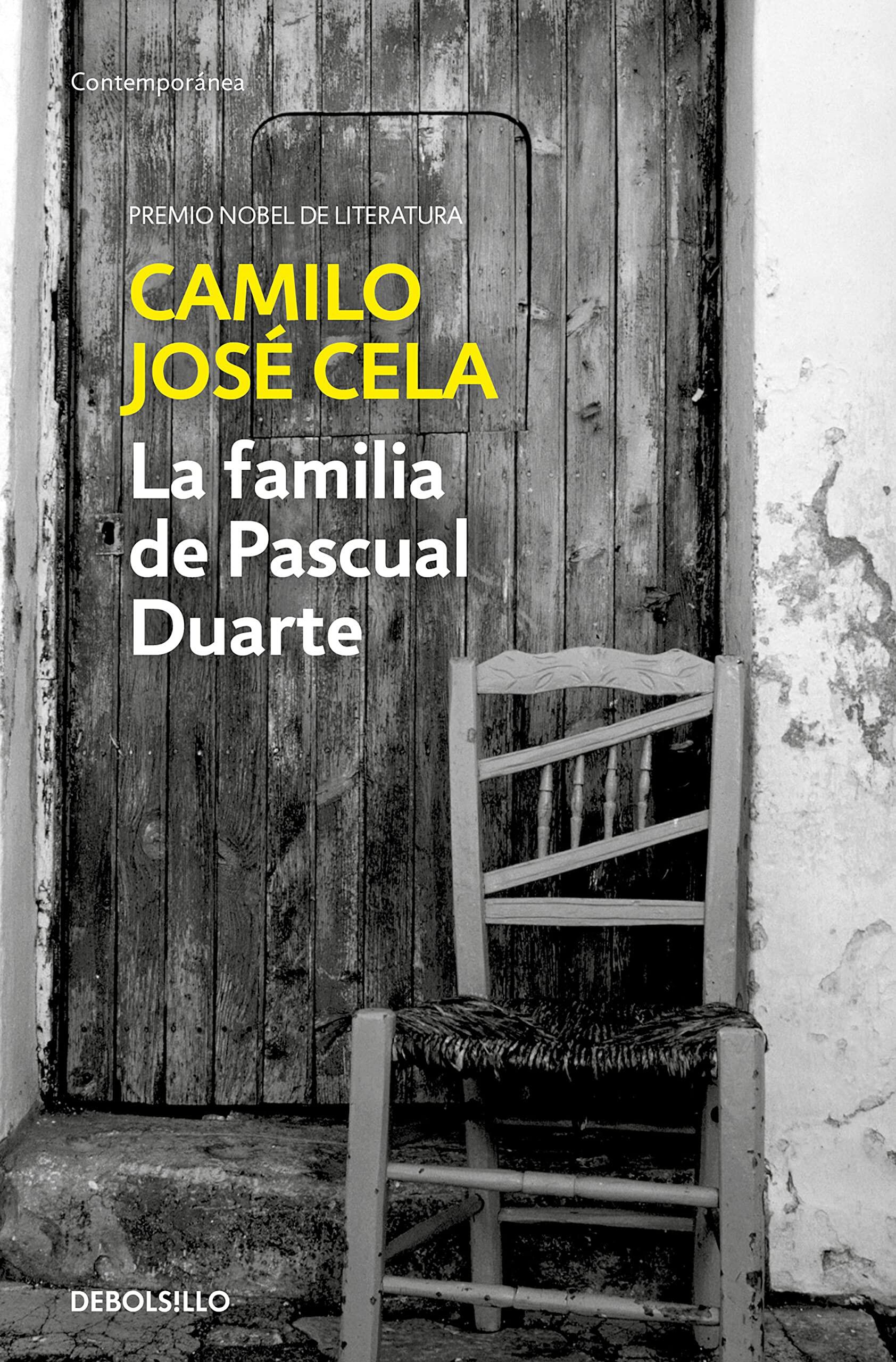 La portada en blanco y negro muestra una puerta de madera desgastada y una silla vieja. El título «La familia de Pascual Duarte» y el nombre del autor, «Camilo José Cela», aparecen en letras amarillas y blancas. El ambiente es rústico y sombrío.