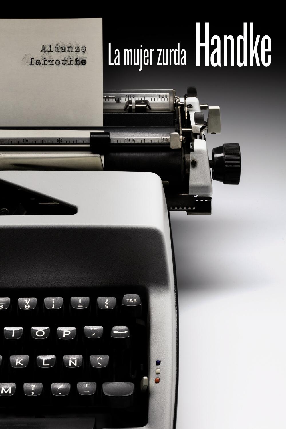 Primer plano de una máquina de escribir con un papel insertado. Las palabras «La mujer zurda Handke» están escritas en el lado derecho y «Alianza editorial» aparece mecanografiado en el papel.