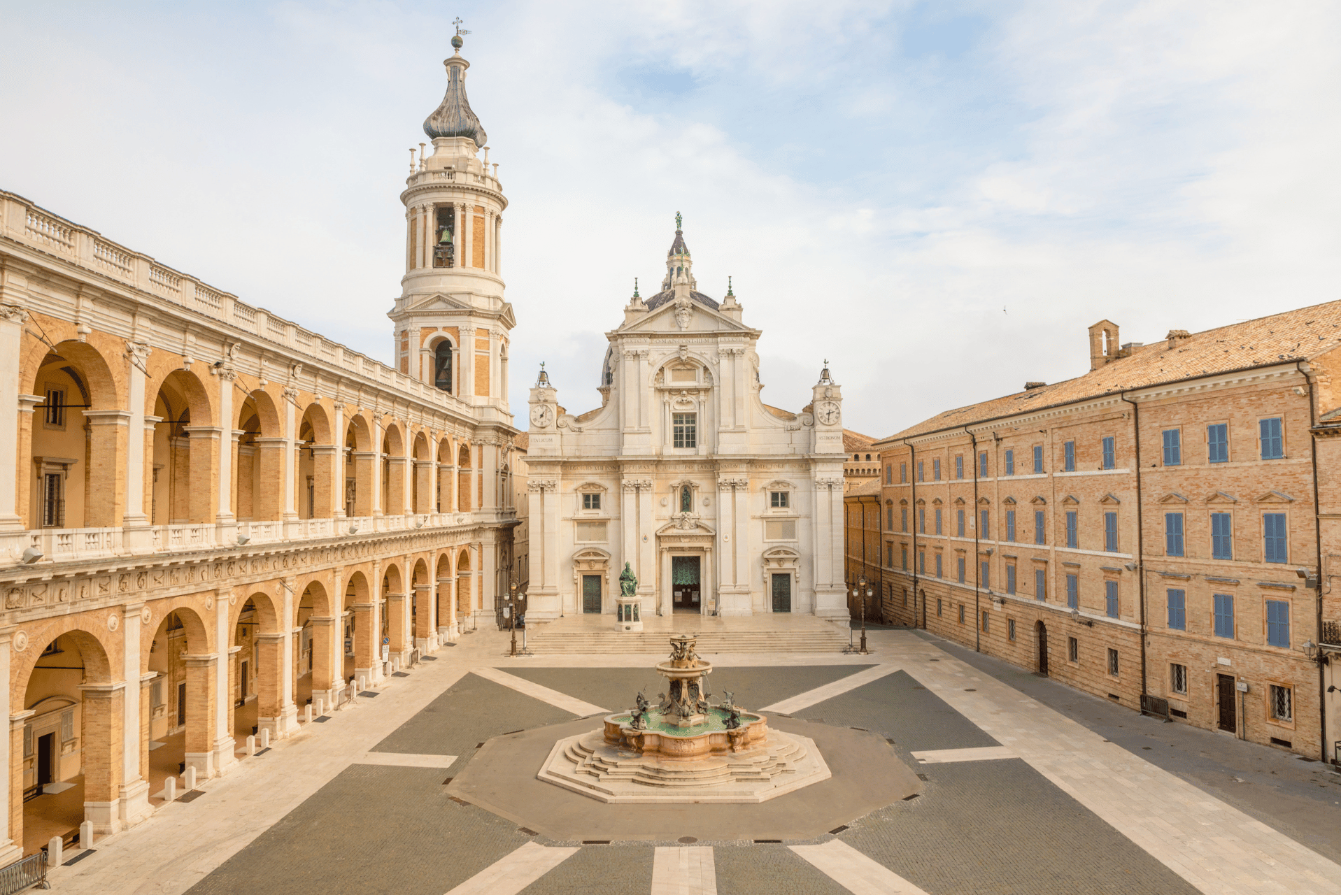 Plaza de Loreto, Basilica Della Santa Casa en un día soleado.