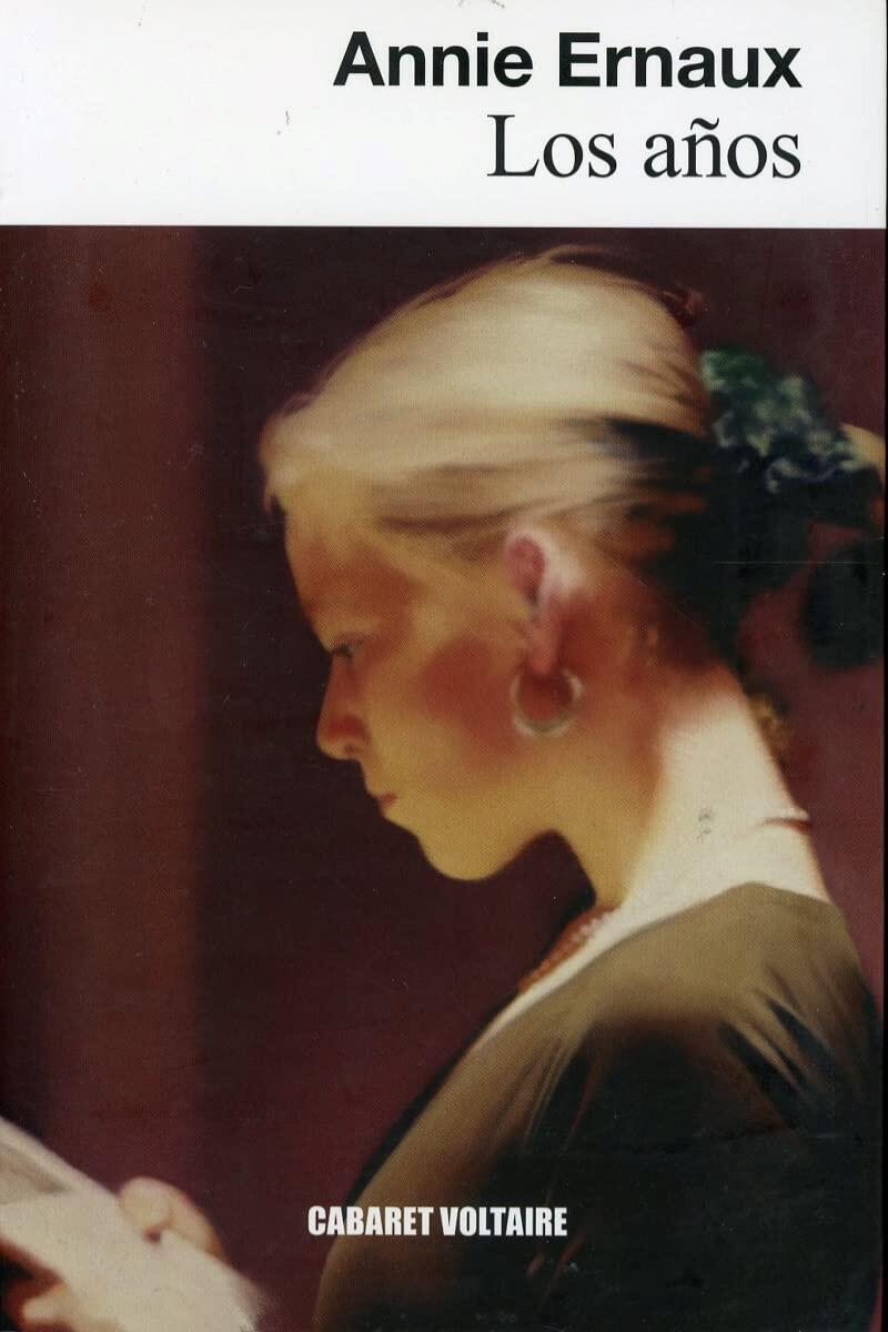 Portada del libro Los años de Annie Ernaux, con el perfil borroso de una mujer rubia leyendo un libro, sobre un fondo oscuro. En la parte inferior aparece la editorial Cabaret Voltaire.