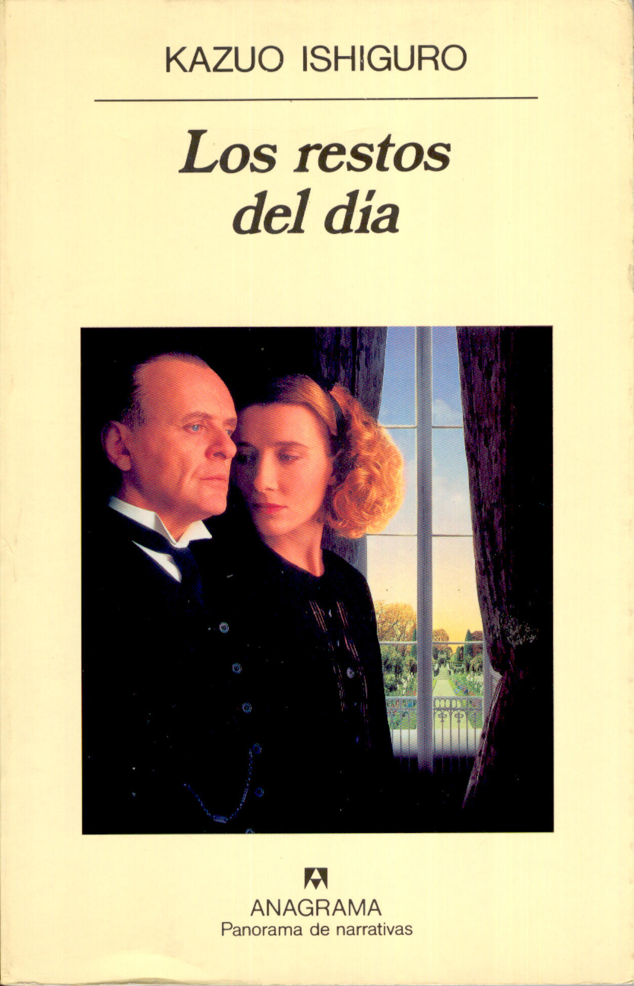 Portada del libro Los restos del día, de Kazuo Ishiguro, en la que aparece un hombre trajeado y una mujer vestida de oscuro, uno al lado del otro, con una ventana y un paisaje al fondo.