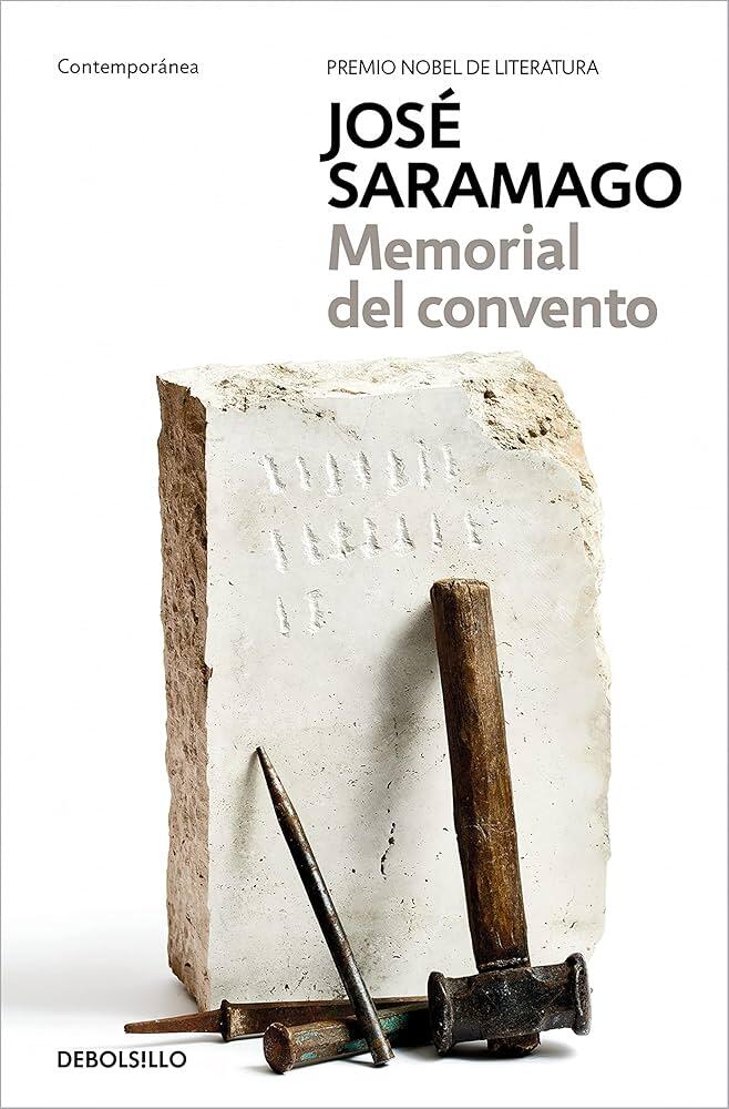 La portada de «Memorial del Convento», de José Saramago, muestra una losa de piedra desgastada con líneas grabadas. Delante hay herramientas antiguas: un martillo, un cincel y una estaca. El tono es histórico y artístico.
