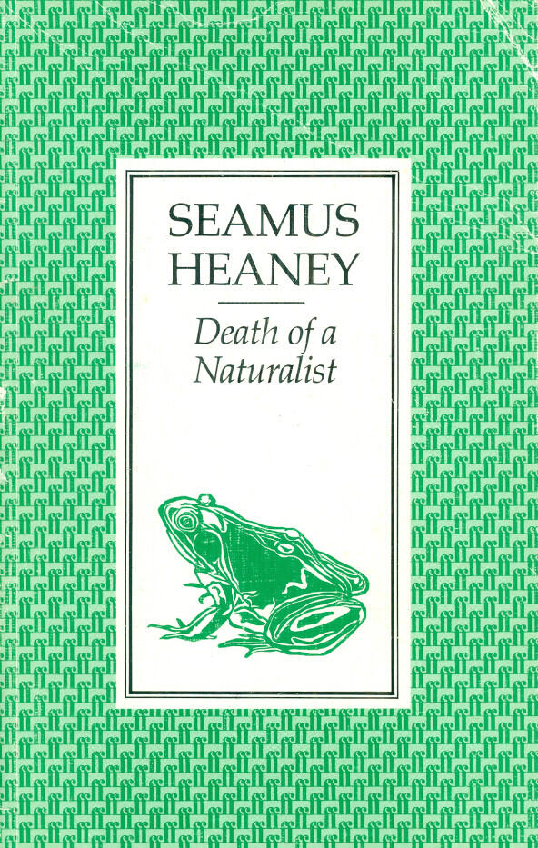 Portada verde del libro «Death of a Naturalist» (La muerte de un naturalista), de Seamus Heaney, con el dibujo de una rana. El patrón del fondo añade textura.