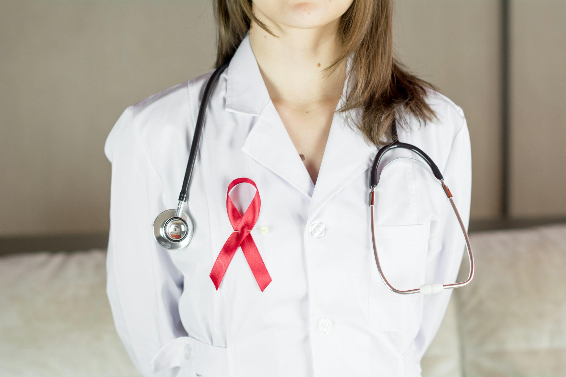 doctora con lazo sida