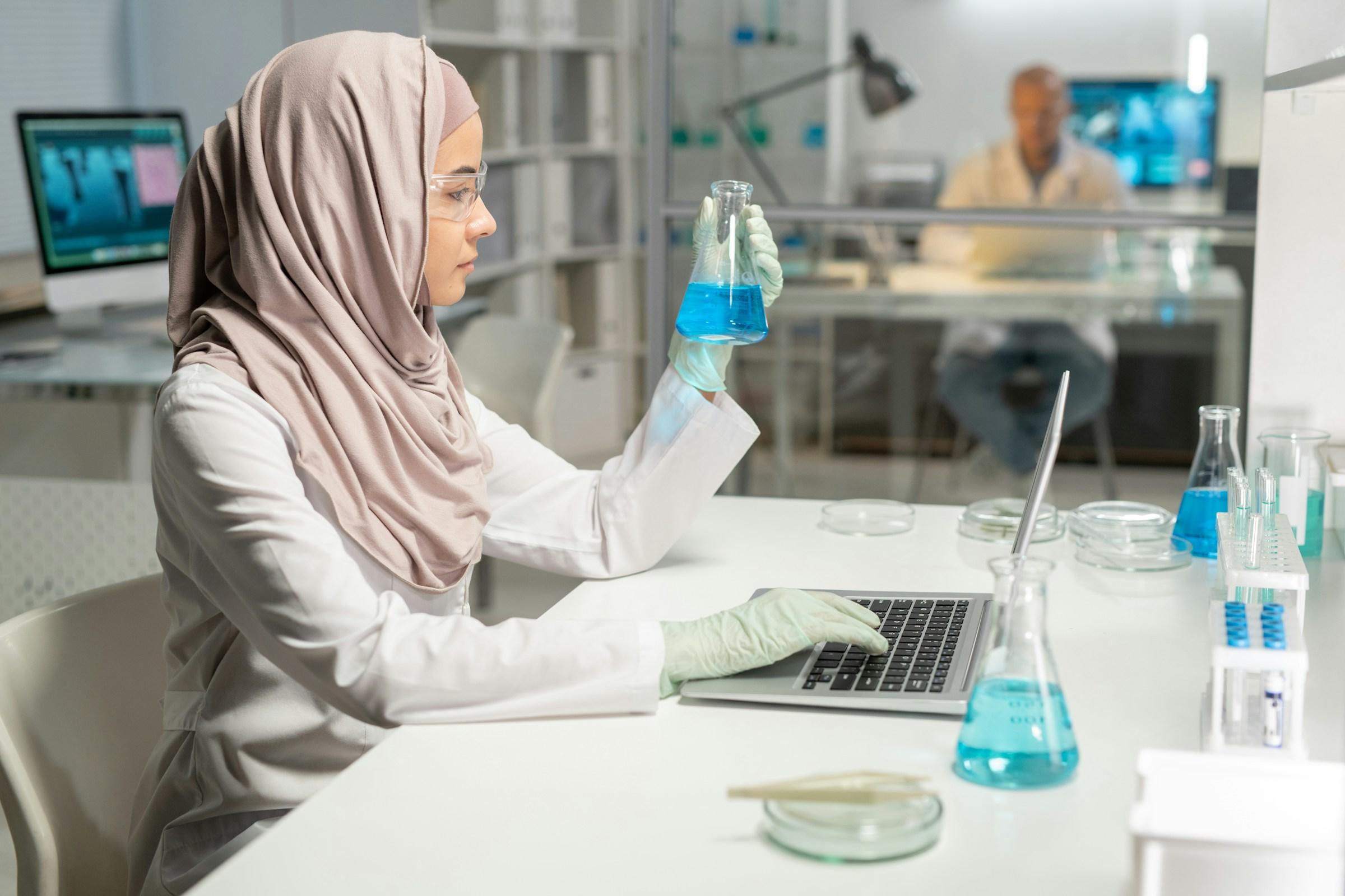 mujer cientifica