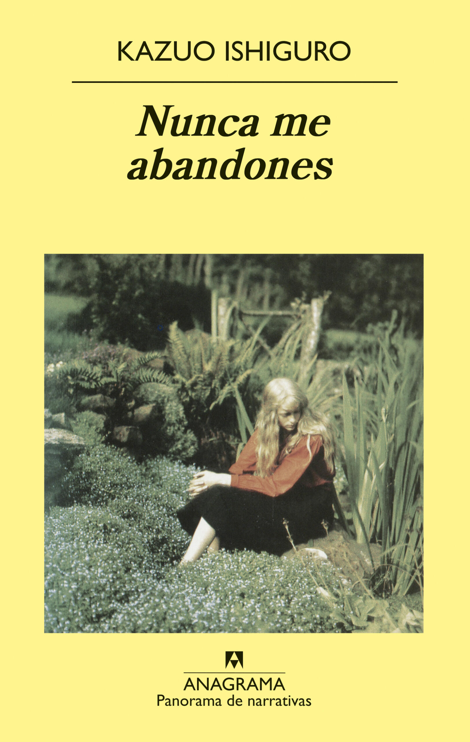 Portada de Nunca me abandones, de Kazuo Ishiguro. Una mujer rubia vestida de negro está sentada en la hierba de un jardín, rodeada de plantas, mirando hacia abajo pensativa. El fondo es amarillo y lleva el nombre del autor y el título en negrita.