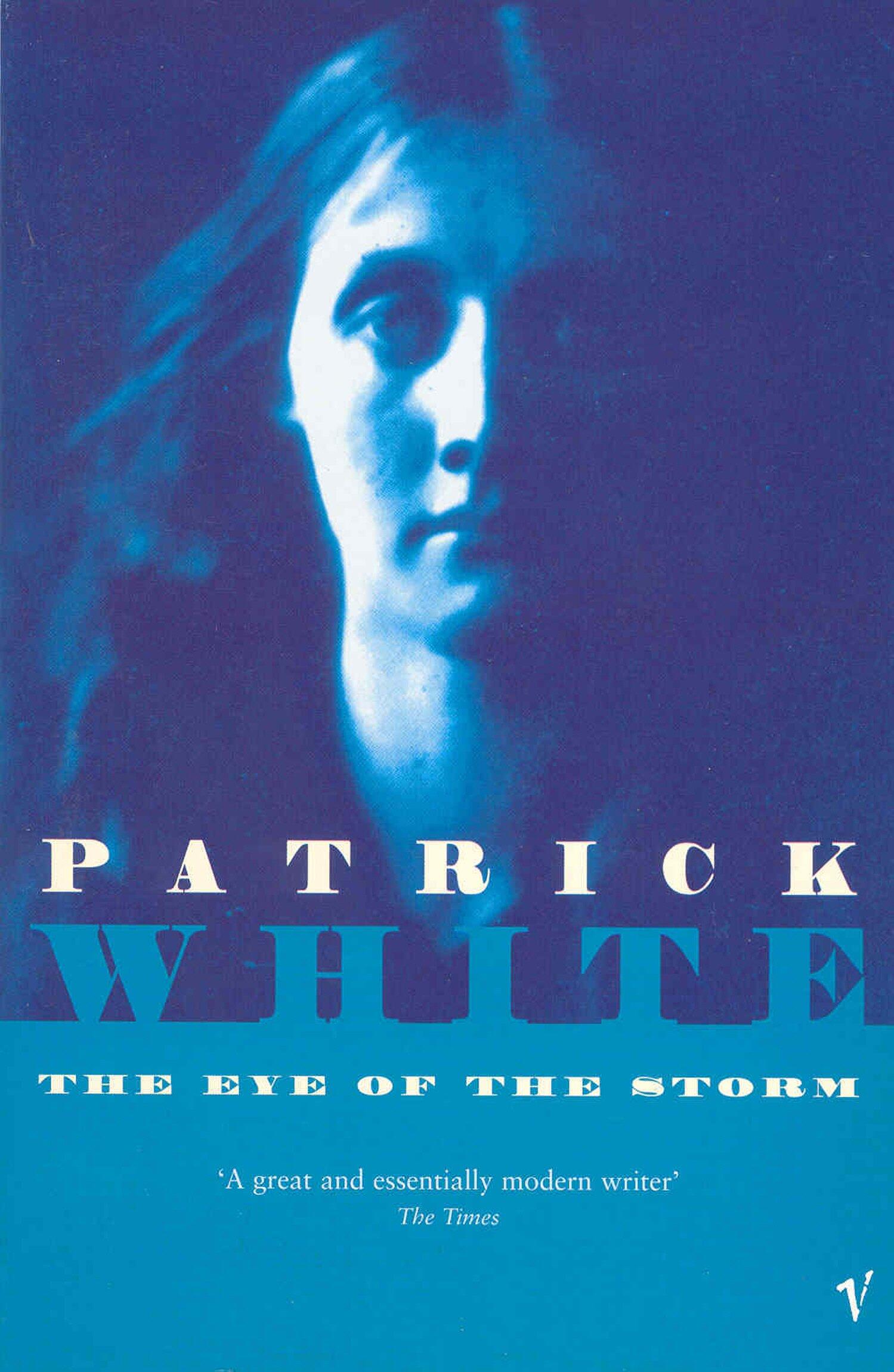 Portada azulada del libro «The Eye of the Storm» (El ojo de la tormenta), de Patrick White. Muestra un rostro sereno, parcialmente en sombra, con el cabello suelto, que evoca misterio e introspección.