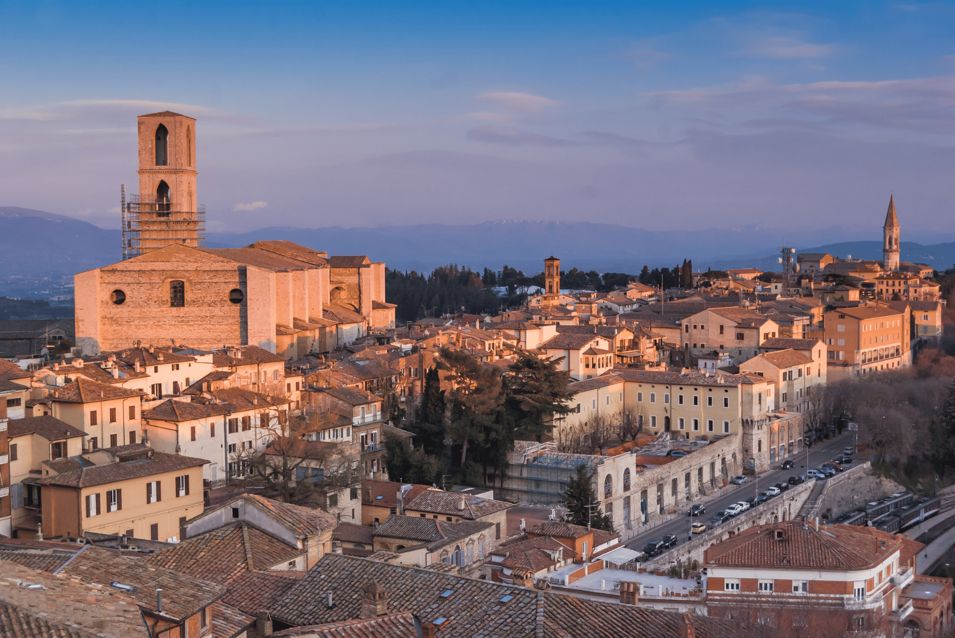 vista del casco histórico de perugia al atardecer.
