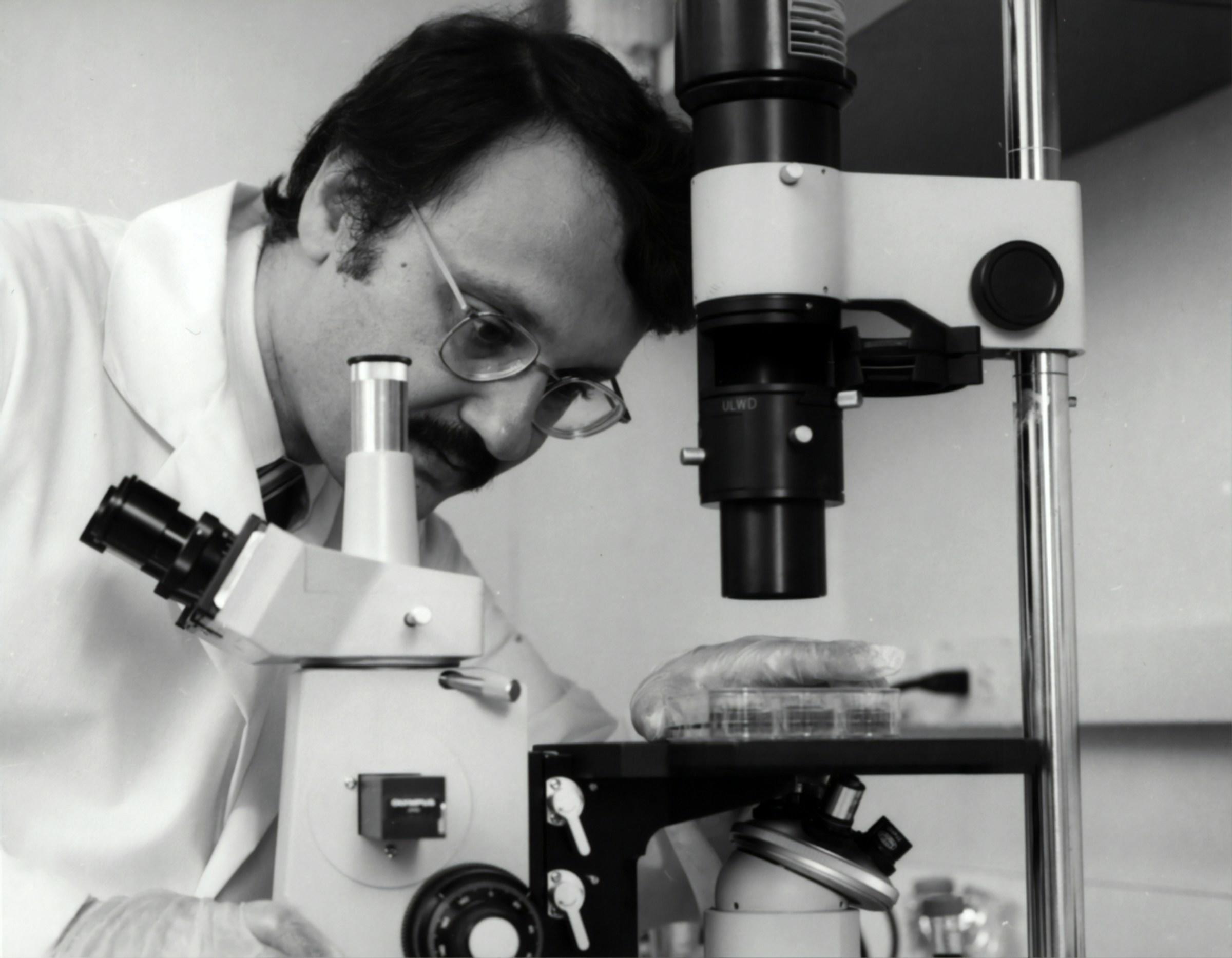 cientifico con microscopio