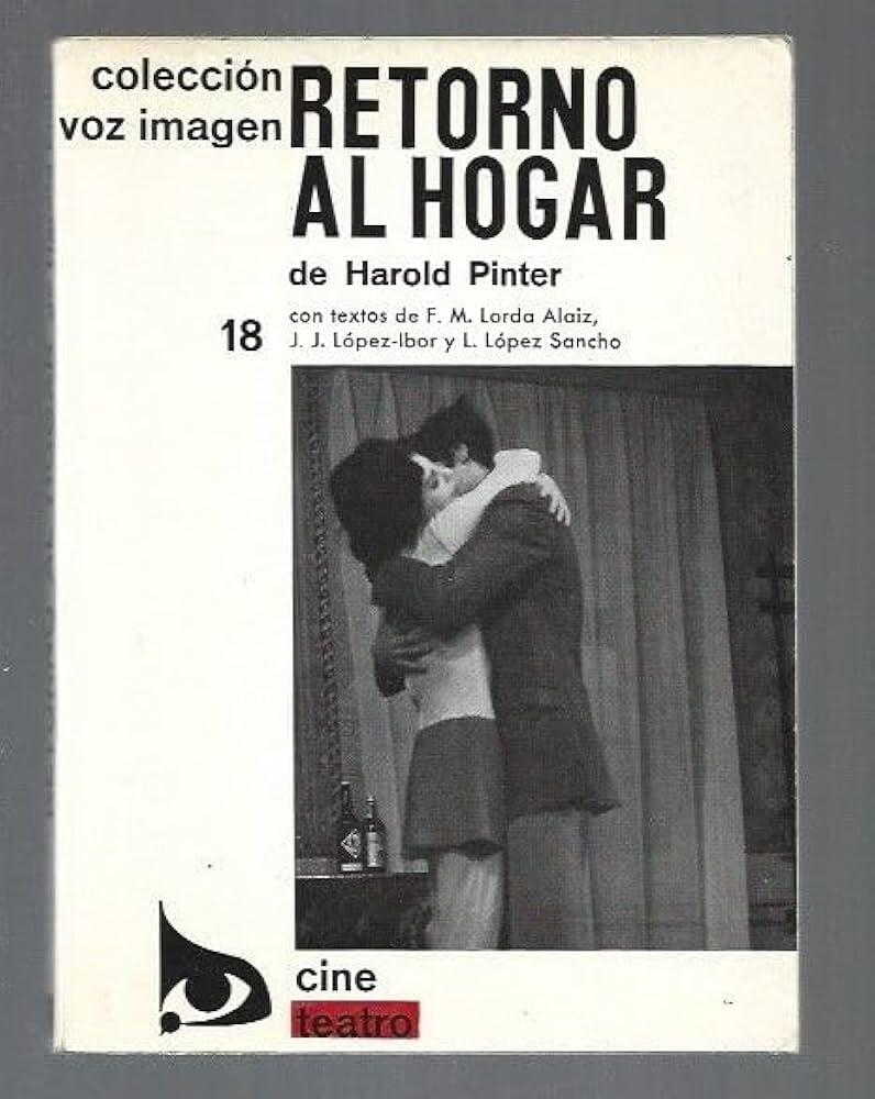 Portada de «Retorno al Hogar», de Harold Pinter. Imagen en blanco y negro de una pareja abrazándose en una habitación con una cortina. El tono es íntimo y dramático.