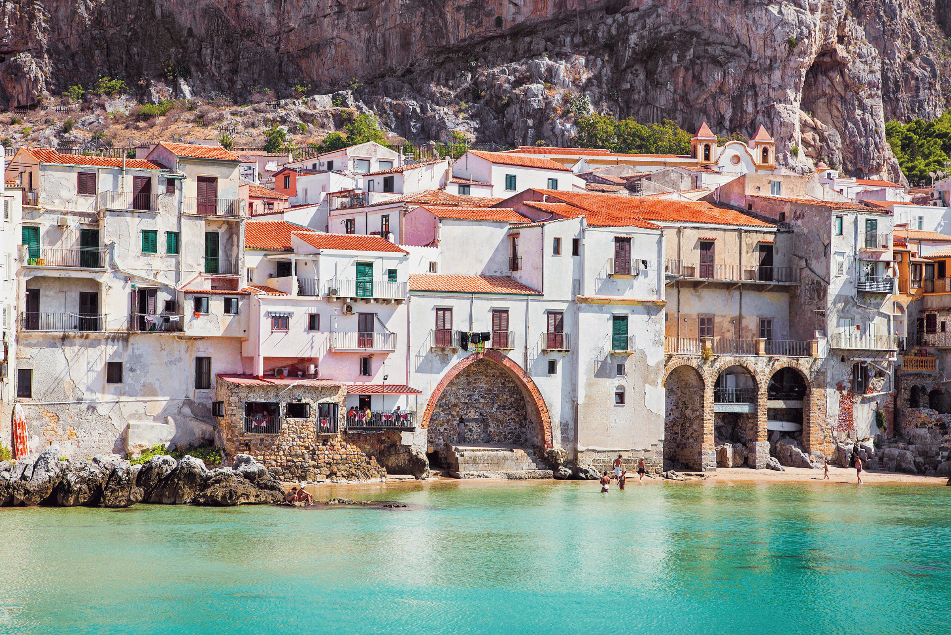 Edificios antiguos en la playa de Cefalu, Sicilia.