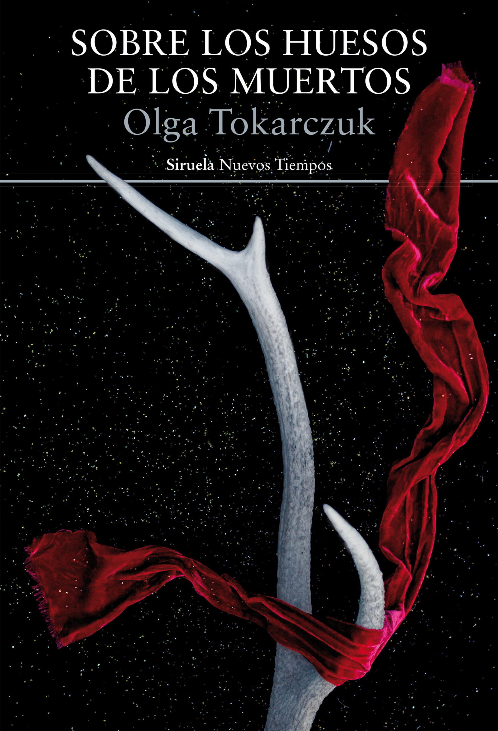 Portada del libro Sobre los huesos de los muertos, de Olga Tokarczuk. Muestra una cornamenta blanca y una tela roja ondeando sobre un fondo negro estrellado, con el nombre de la autora y el título en letras blancas en la parte superior.