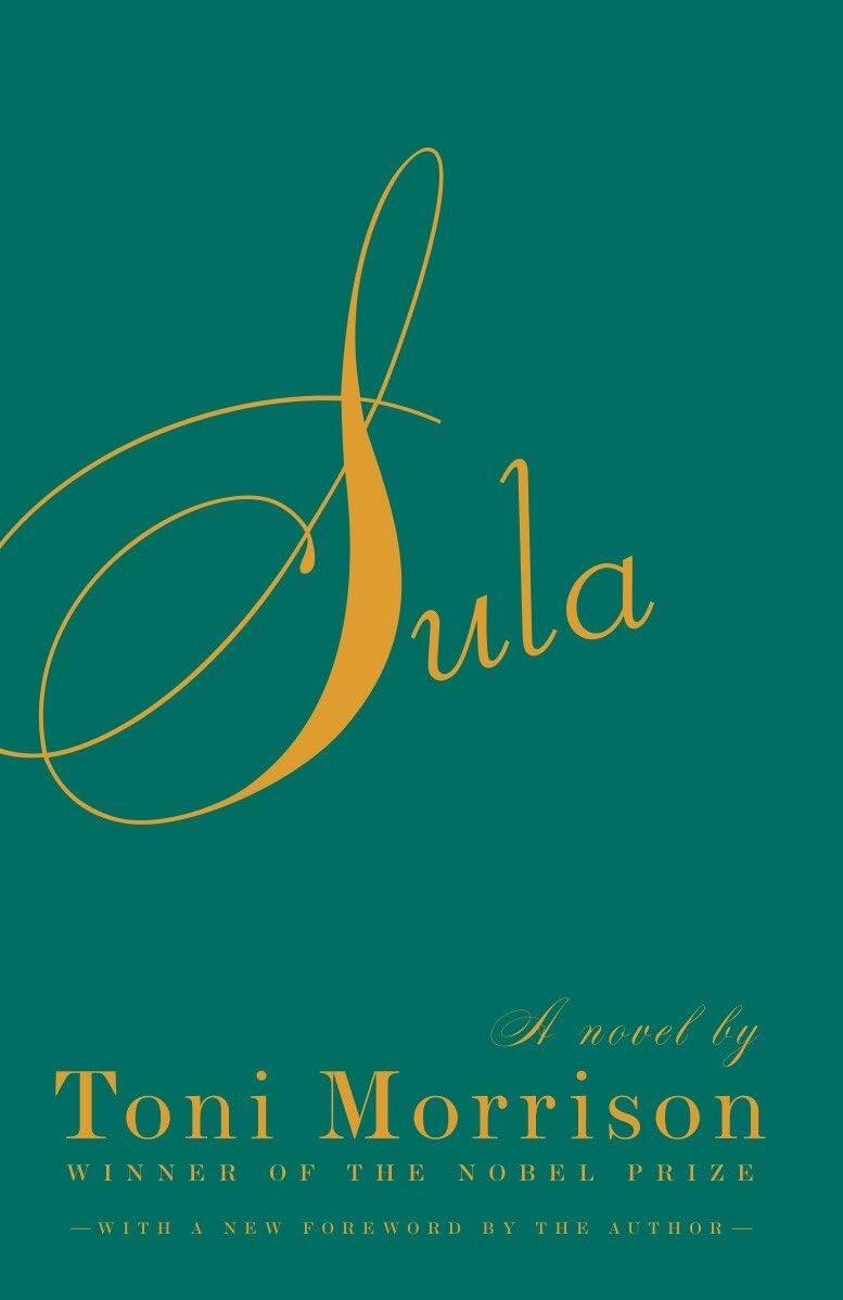 Portada azul verdosa de «Sula» con elegante texto en cursiva dorada. Debajo, «Toni Morrison» en negrita, indicando que se trata de una novela de la ganadora del Premio Nobel.