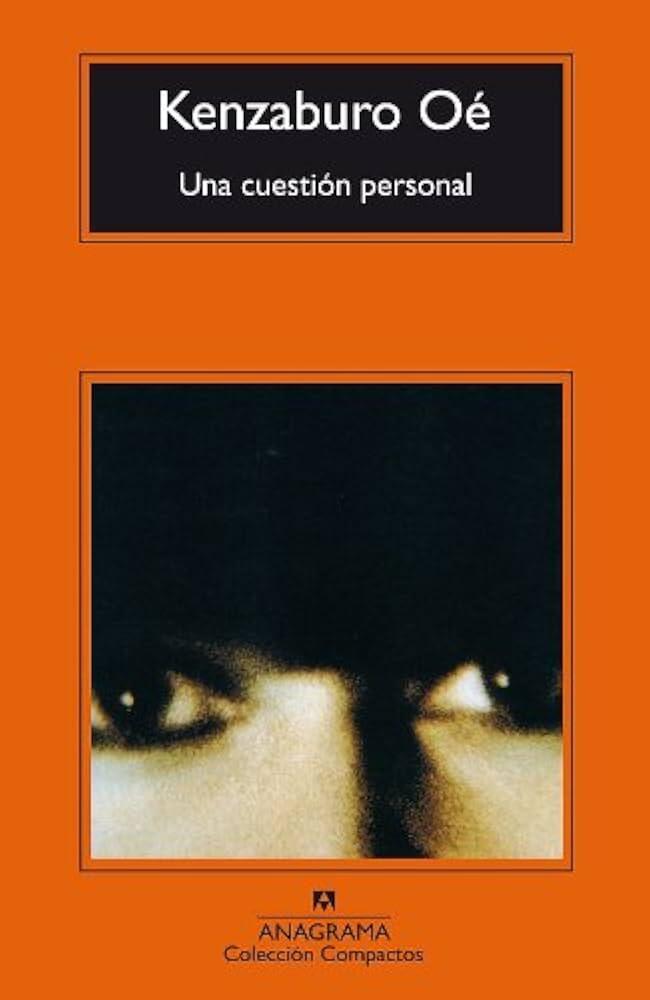 Portada naranja para «Una cuestión personal», de Kenzaburo Oé. Muestra un primer plano borroso de unos ojos intensos que transmiten misterio. Publicado por Anagrama.