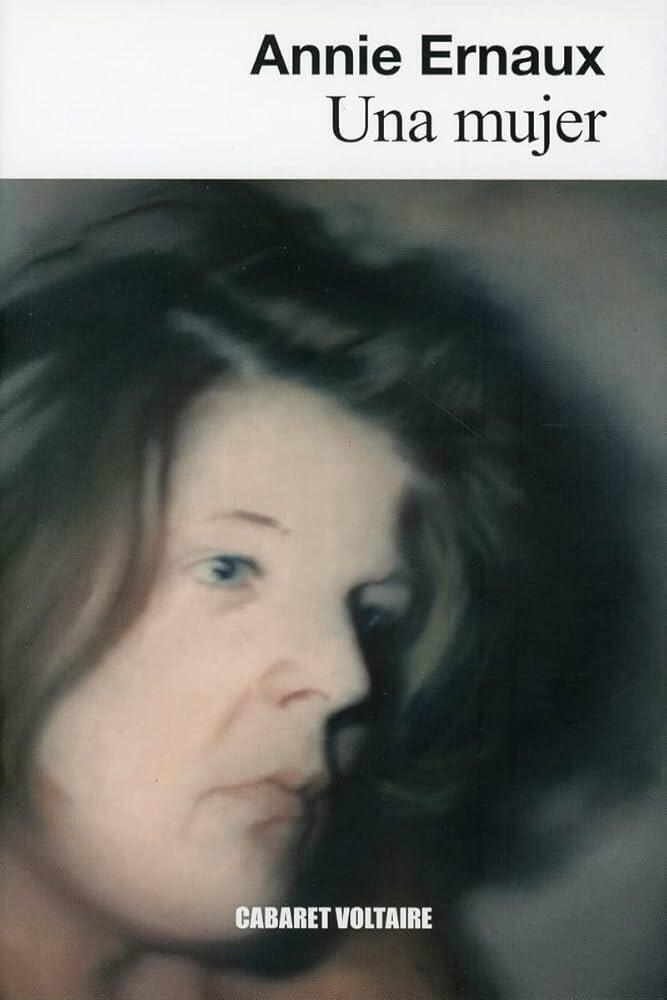Portada del libro «Una mujer», de Annie Ernaux, con un primer plano borroso del rostro de una mujer.