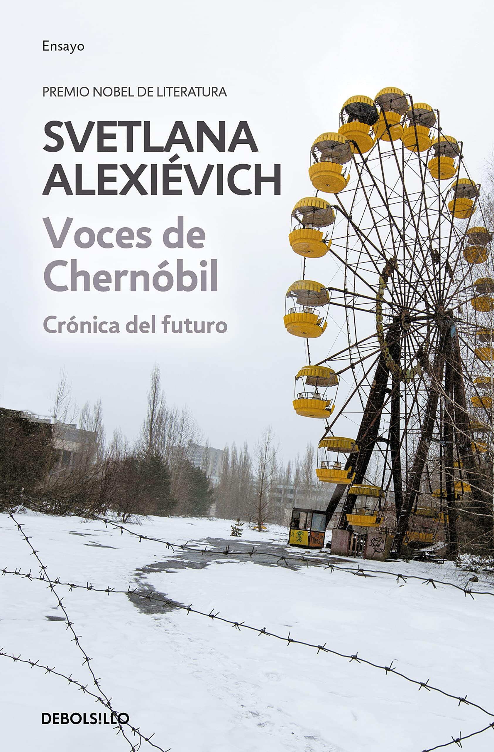 Portada del libro Voces de Chernóbil, de Svetlana Alexiévich, en la que aparece un paisaje nevado con una noria abandonada y un parque de atracciones vacío al fondo.