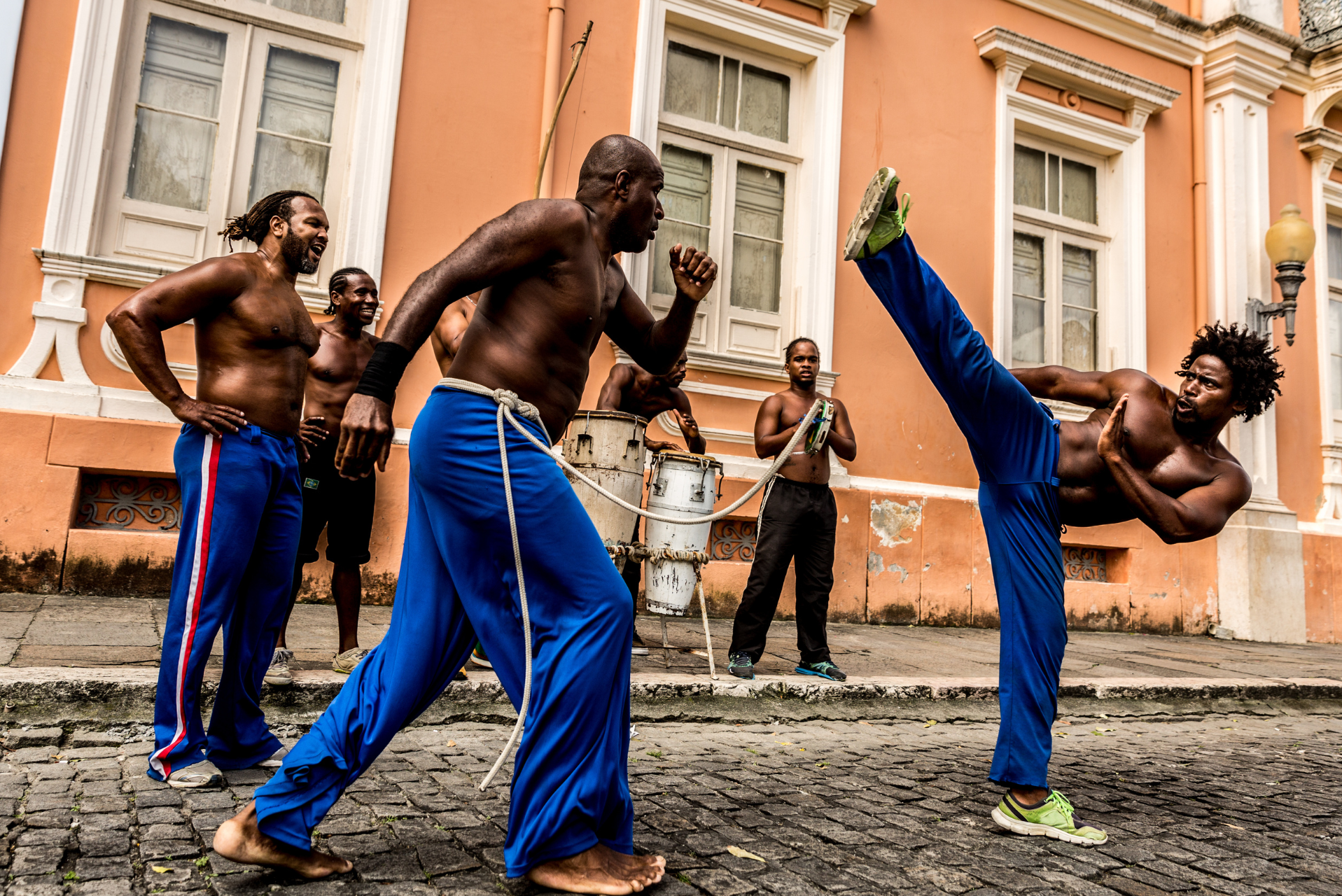 gente bailando capoeira en la calle