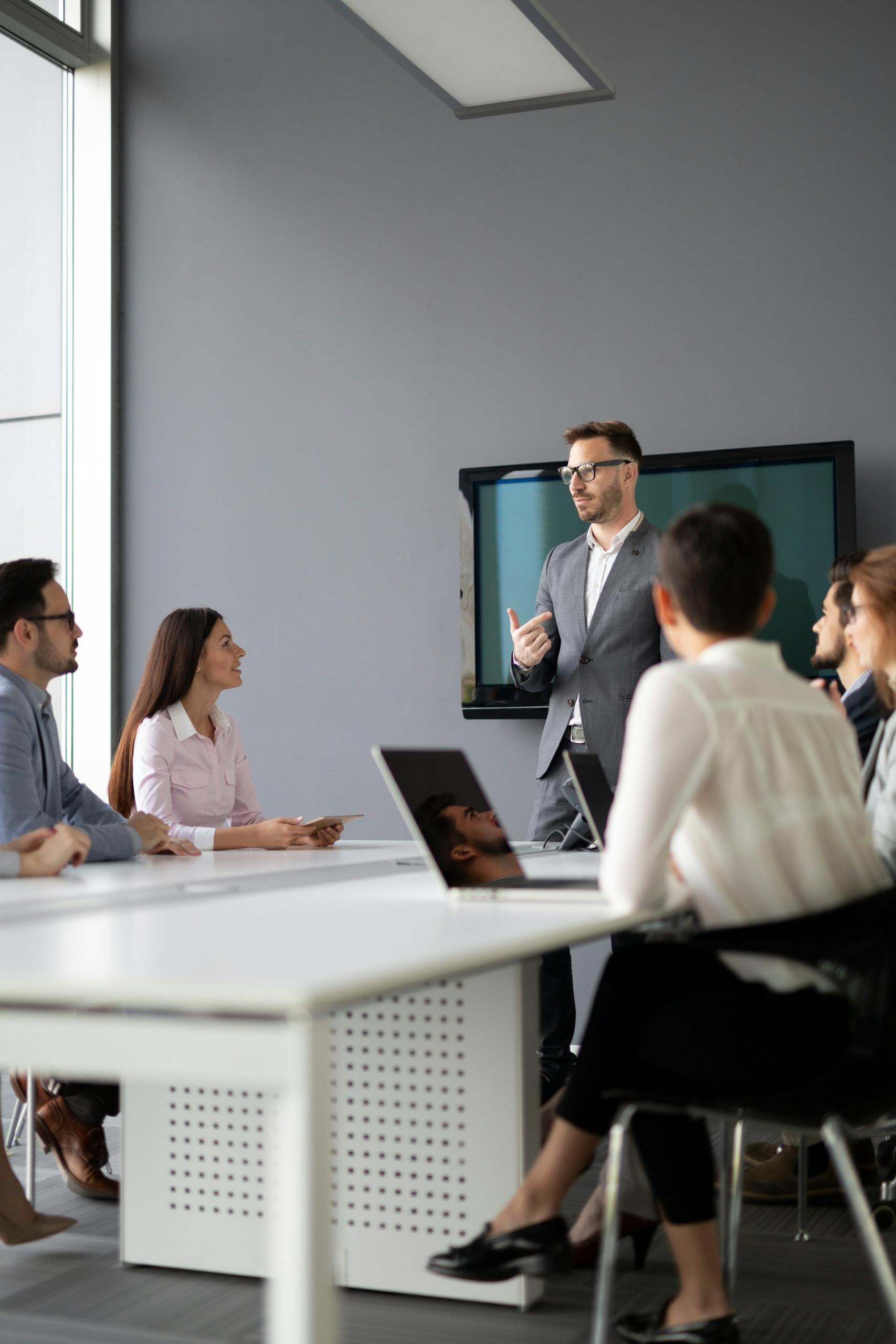 un equipo de trabajo siguiendo a un líder