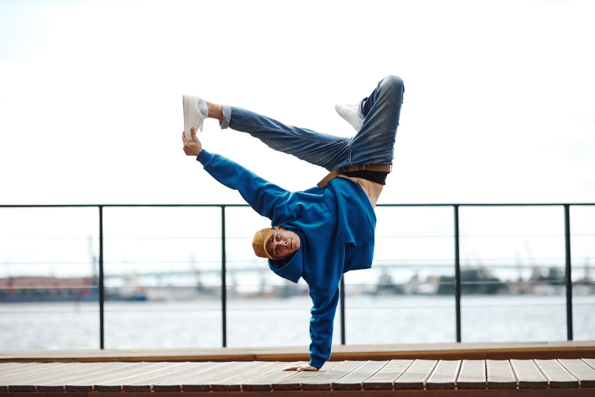 hombre bailando breakdance en un puente