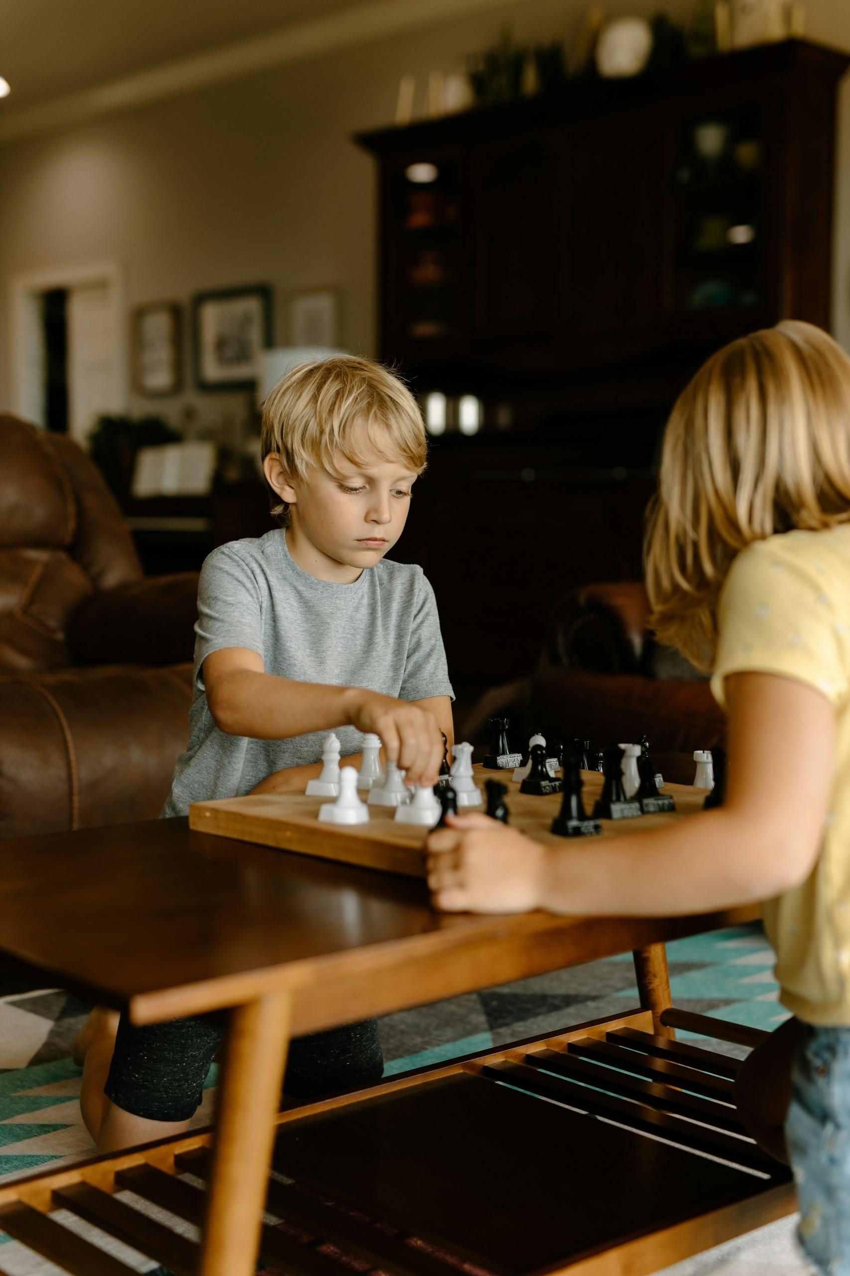 niños jugando ajedrez