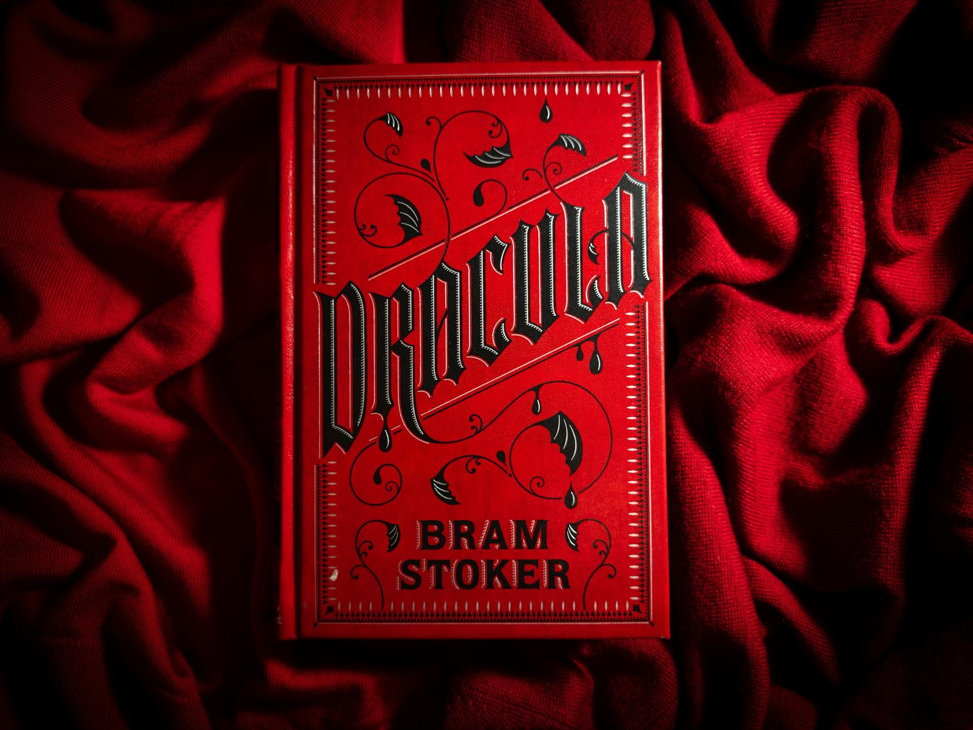 libro de dracula sobre sabanas rojas
