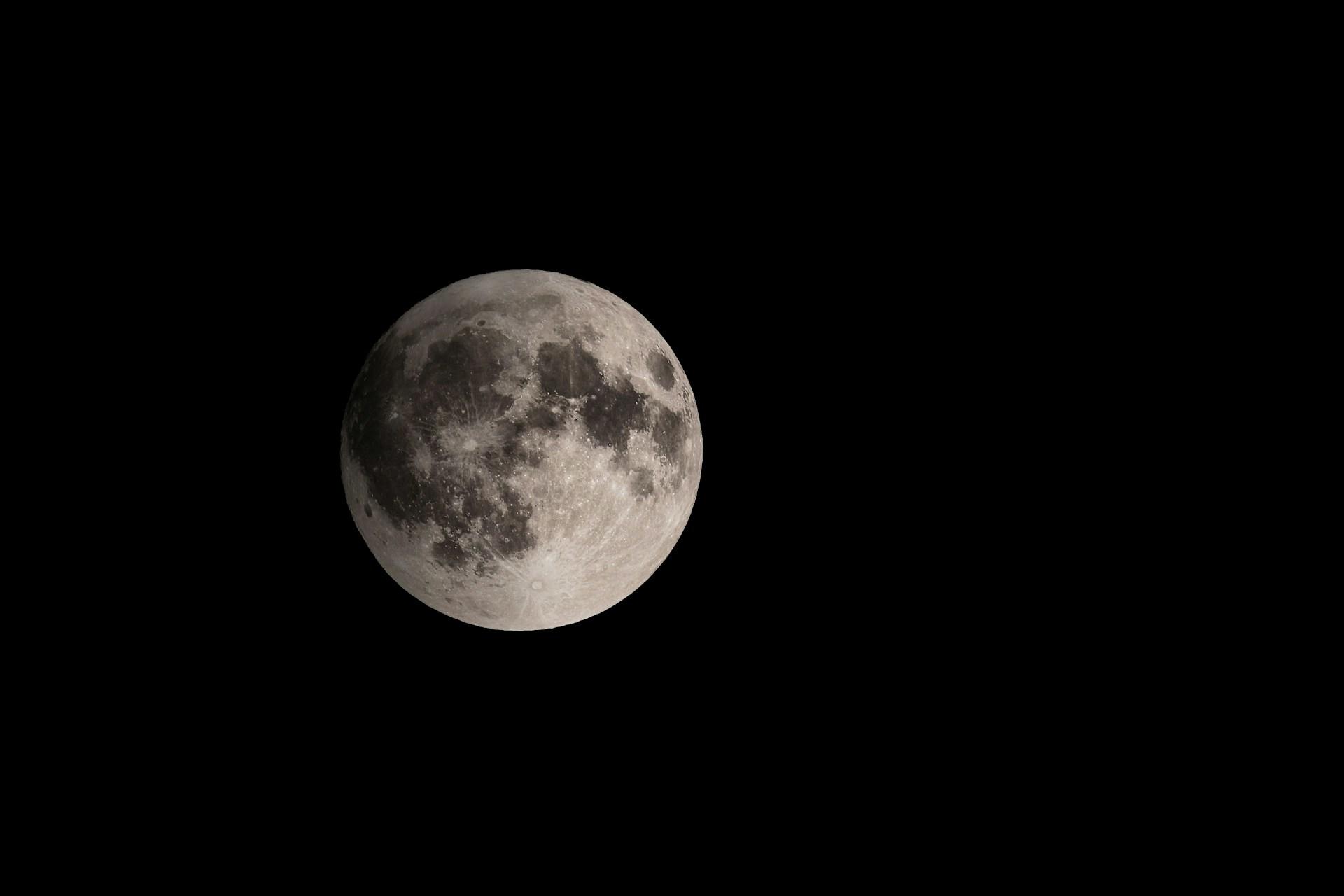 luna sobre fondo negro