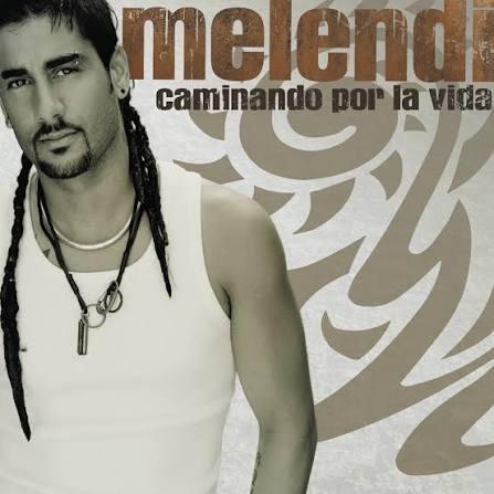 Portada del álbum en la que aparece un hombre con trenzas largas y perilla, vestido con una camiseta sin mangas blanca. El fondo presenta motivos estilizados junto con el texto «Melendi Caminando por la Vida».