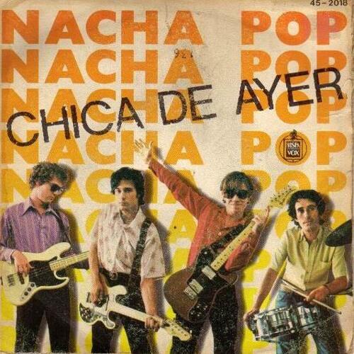 Cuatro miembros de la banda, con sus instrumentos en la mano, posan ante un fondo en el que se repite la inscripción «NACHA POP». El texto superpuesto reza «CHICA DE AYER», lo que transmite un aire retro.