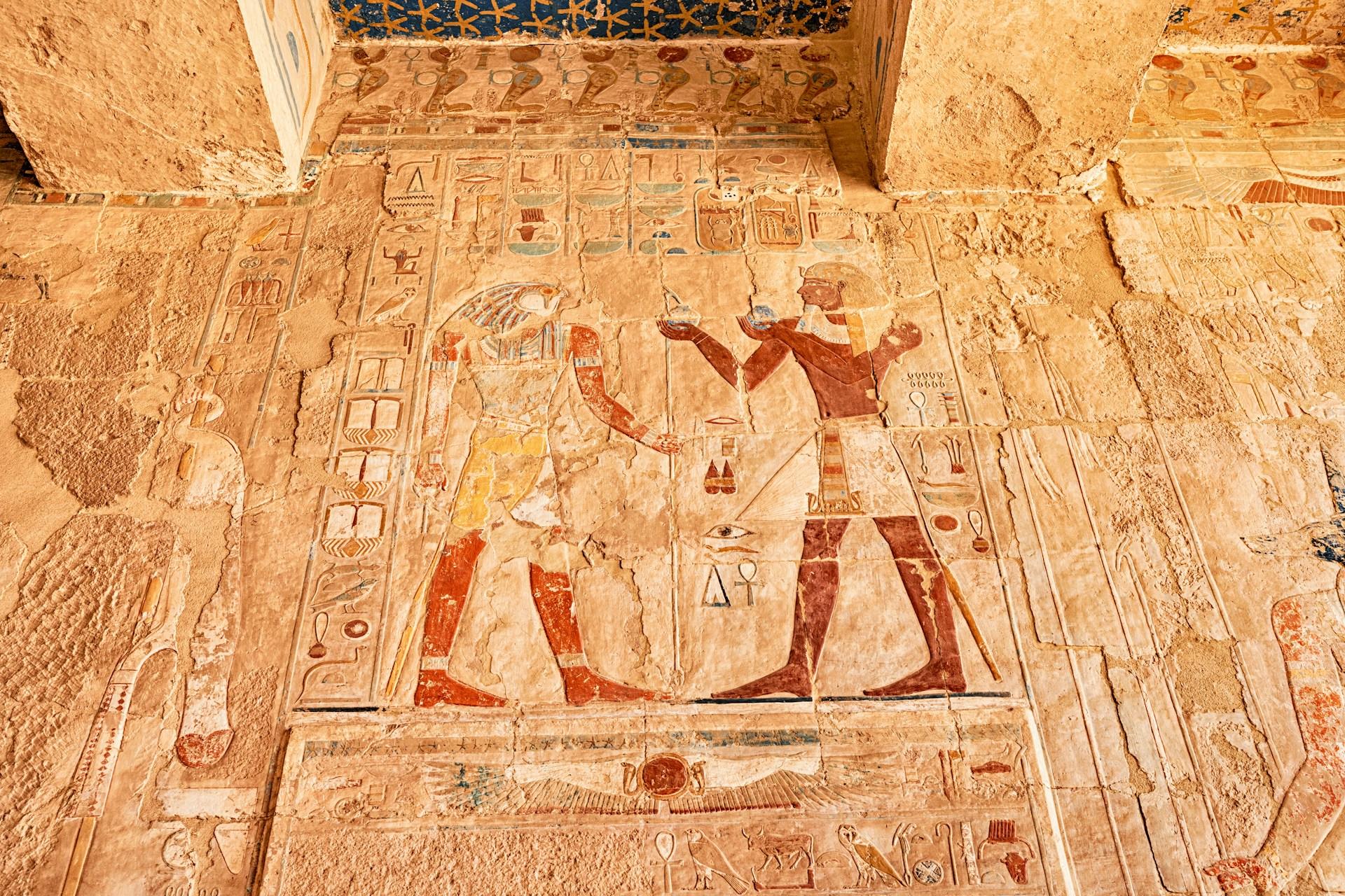 Tallas murales y jeroglíficos del antiguo Egipto en un estado vibrante y bien conservado.