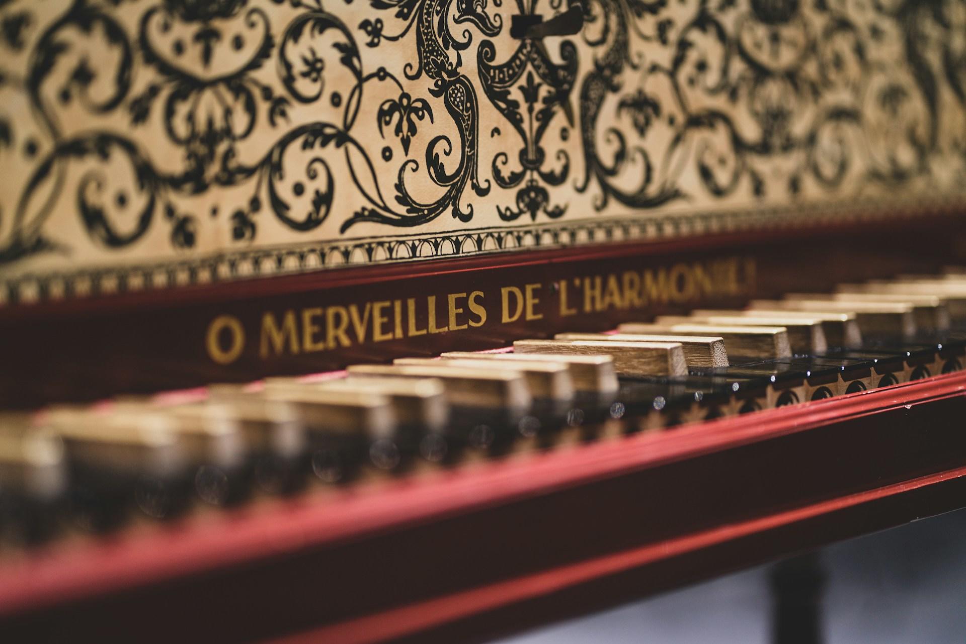 Una de las habilidades más desafiantes del piano es coordinar ambas manos de manera independiente. 