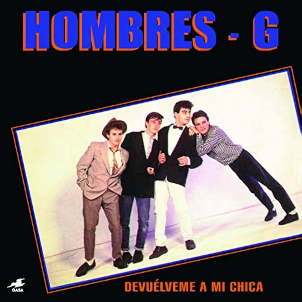 Portada de «Devuélveme a Mi Chica», de Hombres G. Cuatro hombres en poses divertidas sobre un fondo blanco inclinado. Texto llamativo y vibrante arriba y abajo. Ambiente enérgico.