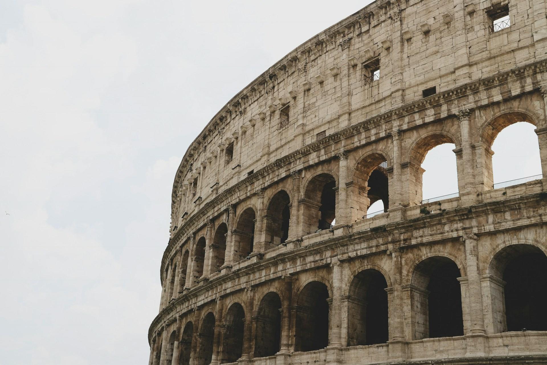 La toga era la prenda más distintiva de los romanos, utilizada principalmente por los ciudadanos masculinos. 