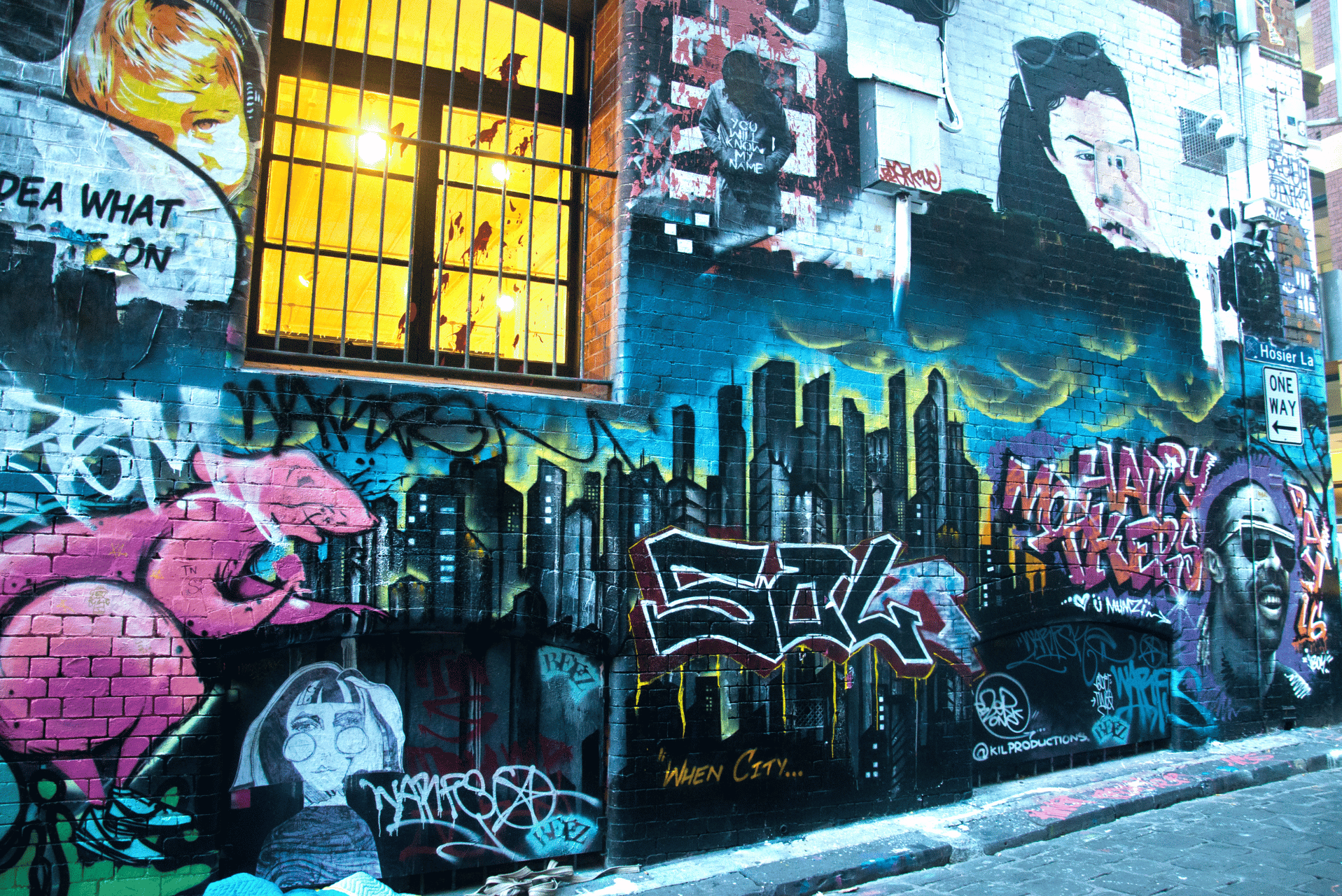 Colorido arte callejero y graffiti en pared urbana con mural de paisaje urbano.