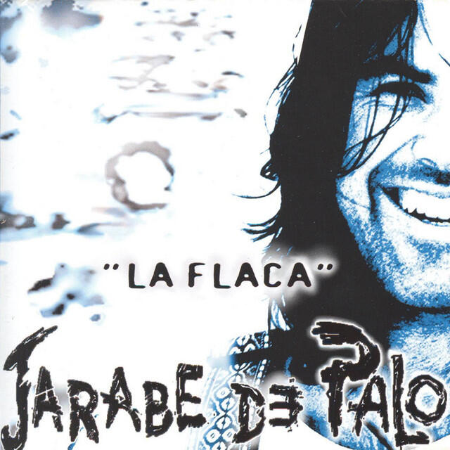 La portada de «La Flaca», de Jarabe de Palo, presenta una imagen estilizada y de alto contraste de un hombre sonriendo, con un texto llamativo superpuesto en tipografías artísticas.