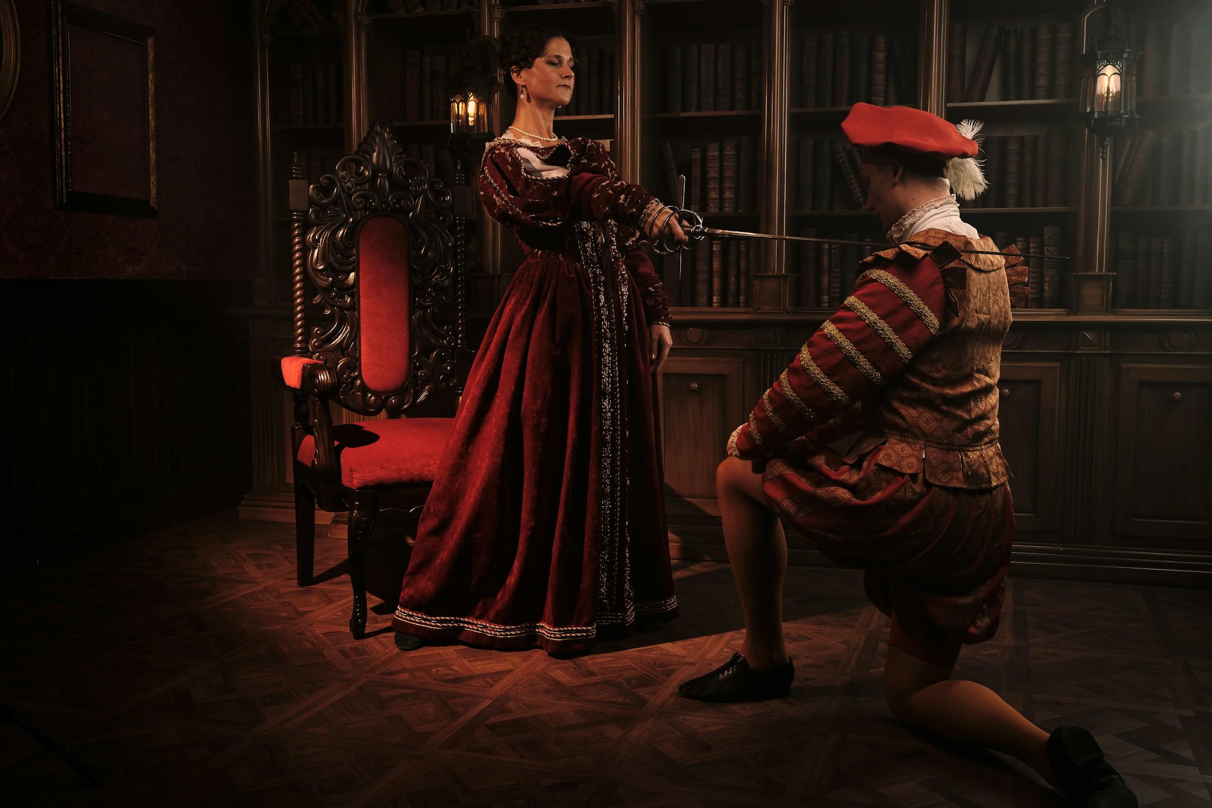 Dos personas con elaborados trajes históricos