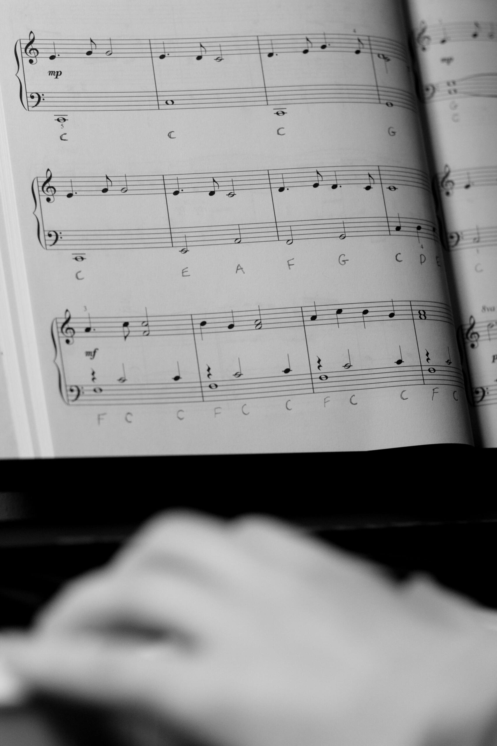 La altura es una cualidad dependiente de la frecuencia del sonido, que permite diferenciar entre un sonido grave y un sonido agudo.